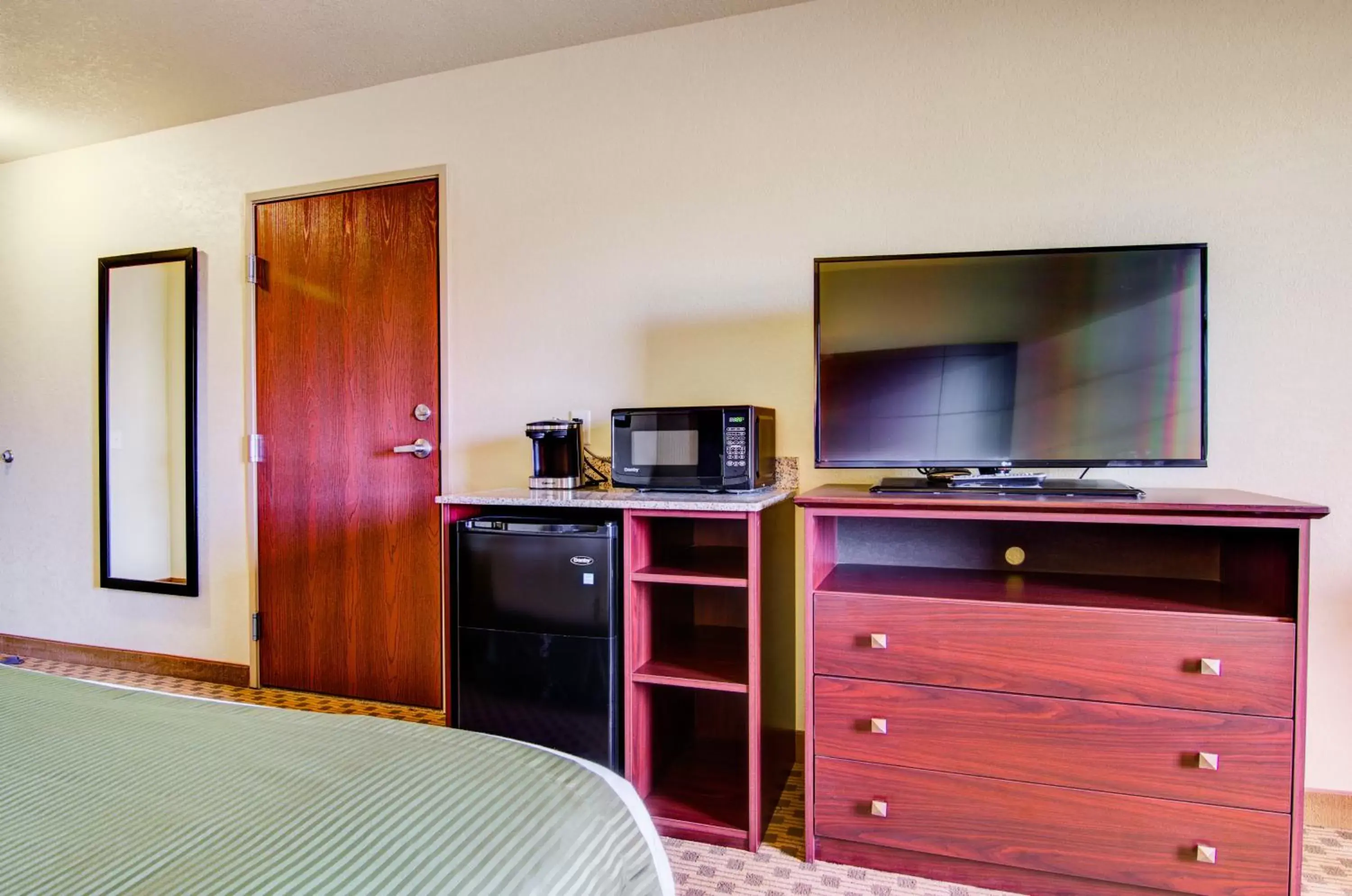 TV and multimedia, TV/Entertainment Center in Cobblestone Hotel & Suites Pulaski/Green Bay