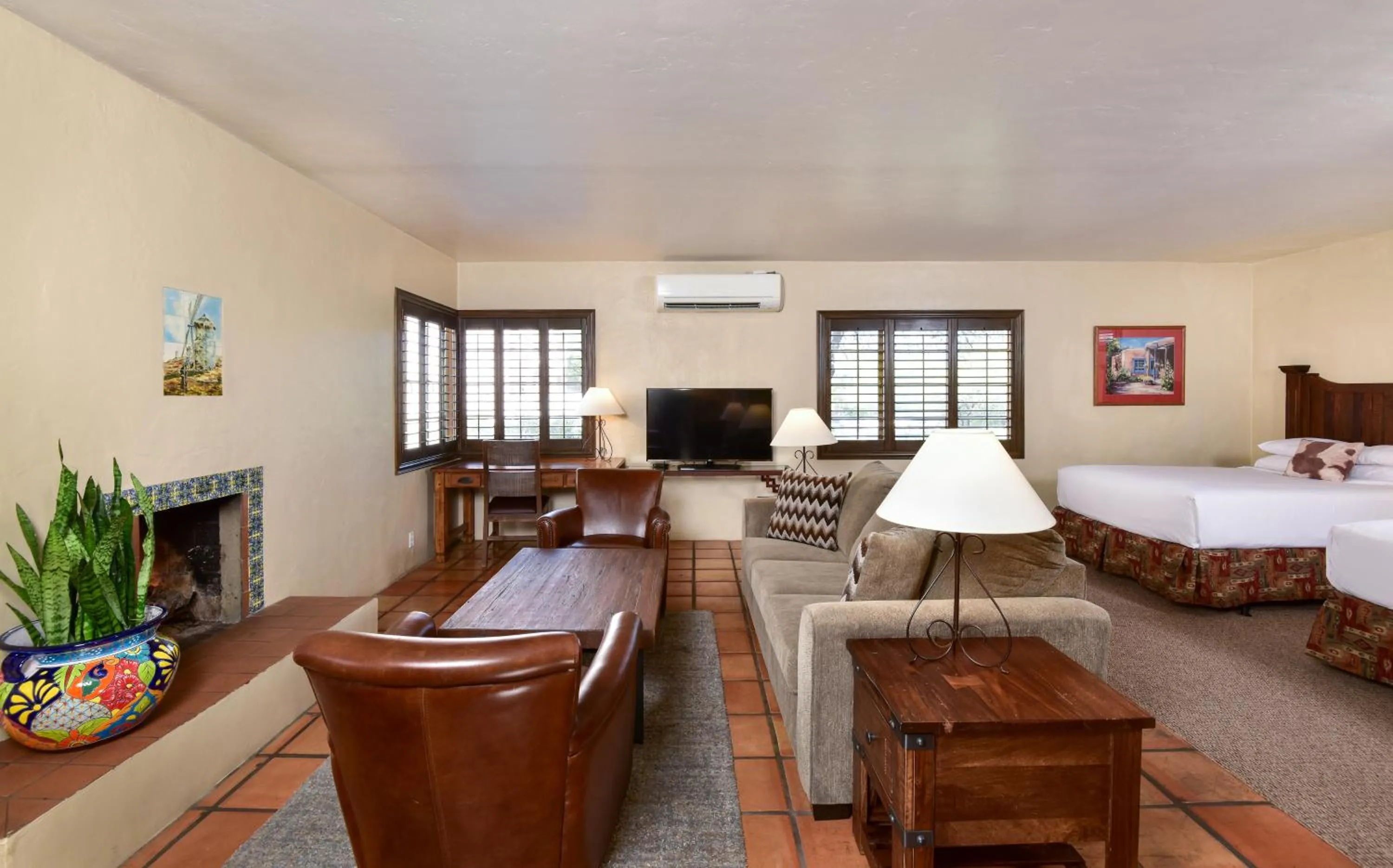 Seating area, Bed in Lodge On The Desert