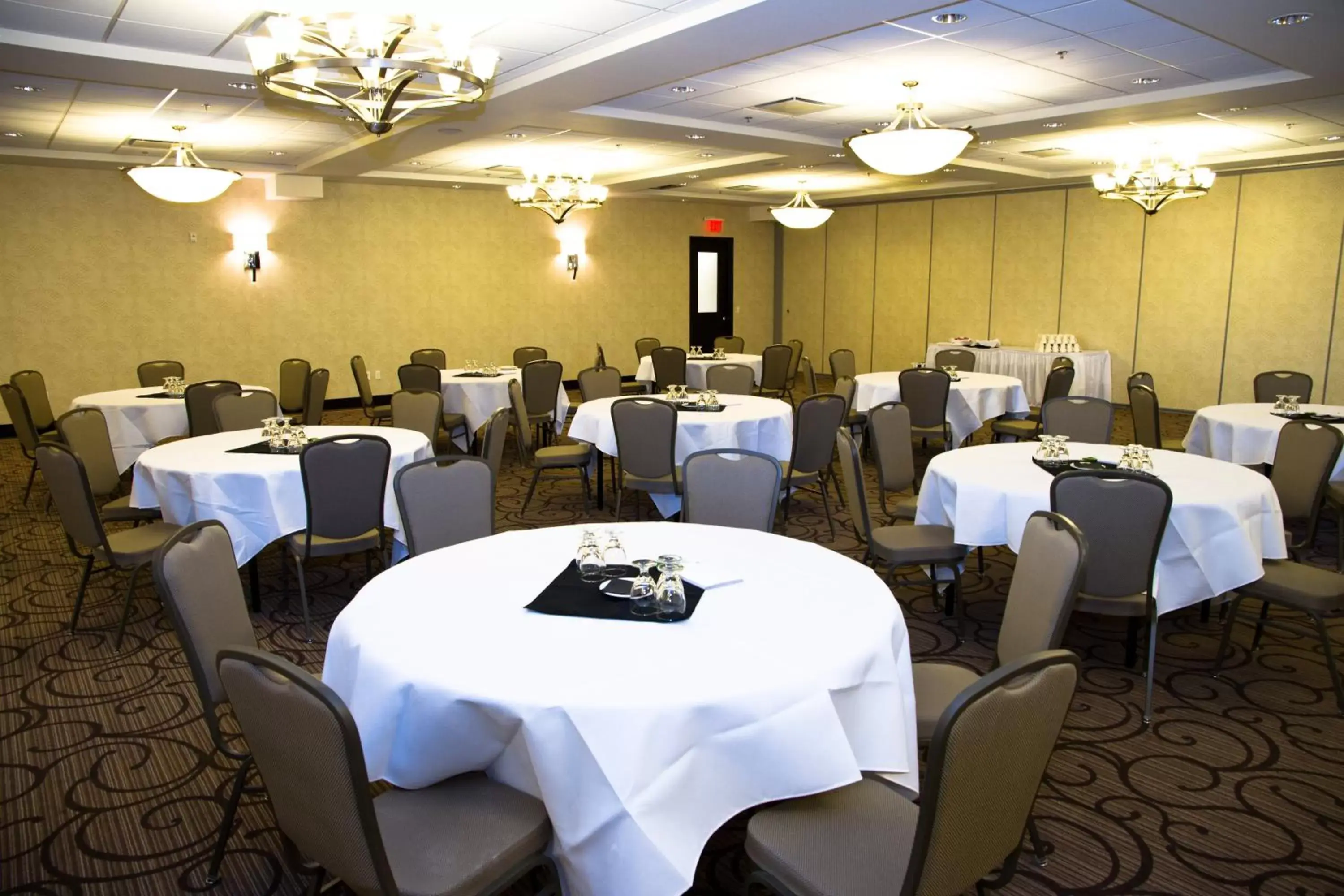 Banquet/Function facilities, Restaurant/Places to Eat in Holiday Inn Hotel & Suites Red Deer, an IHG Hotel
