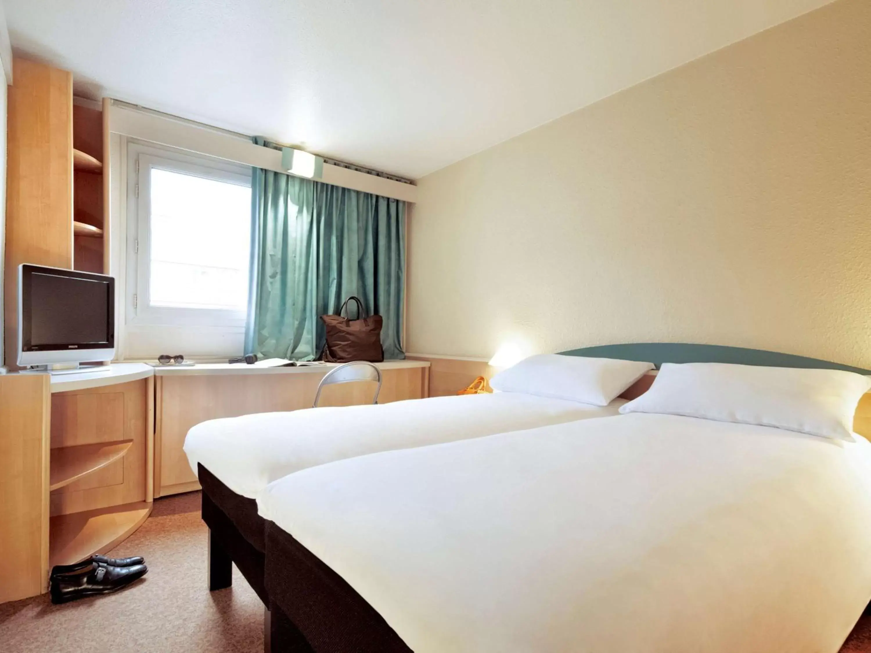 Photo of the whole room, Bed in ibis Niort Marais Poitevin