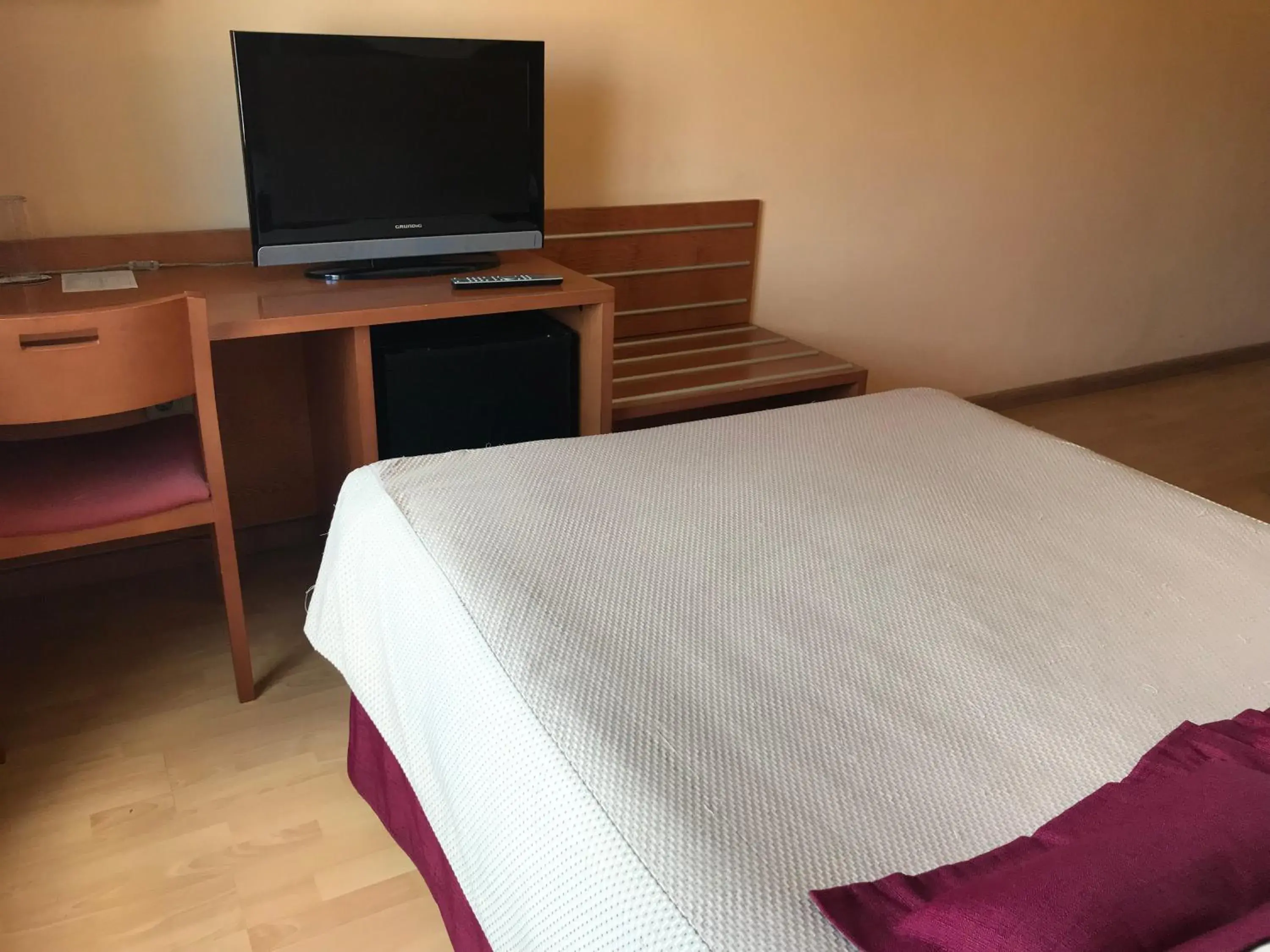 Bed, TV/Entertainment Center in Hotel Alfonso VIII De Cuenca