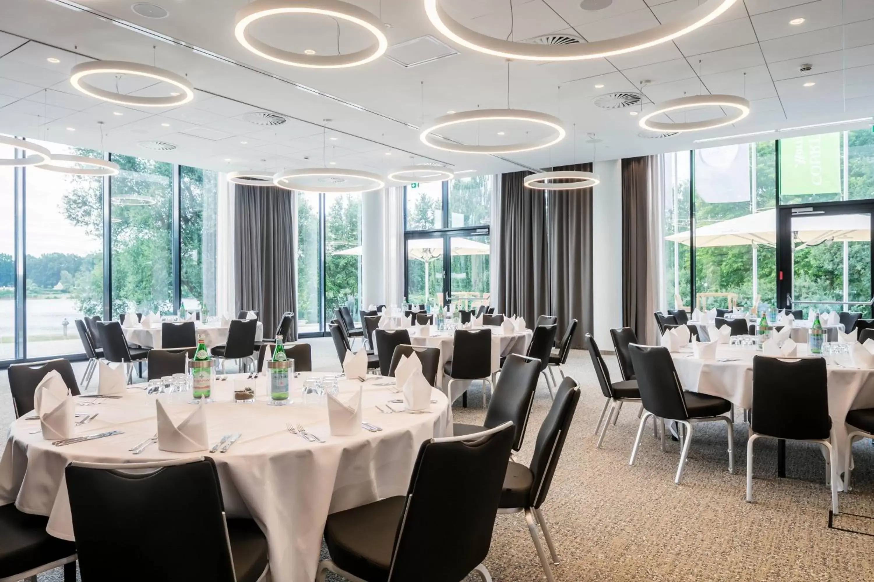 Meeting/conference room, Restaurant/Places to Eat in Courtyard by Marriott Wolfsburg