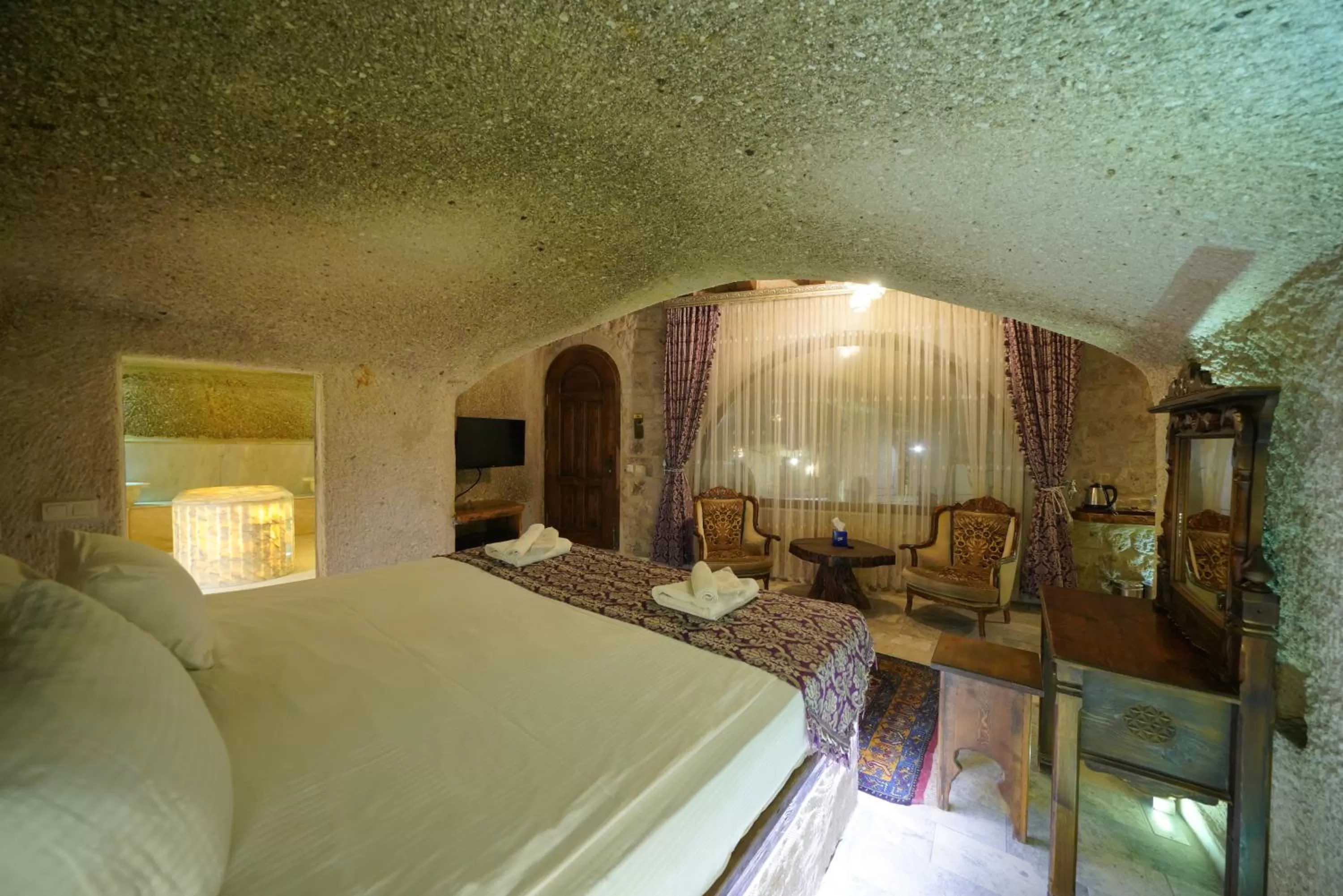 Bed in Shoestring Cave House