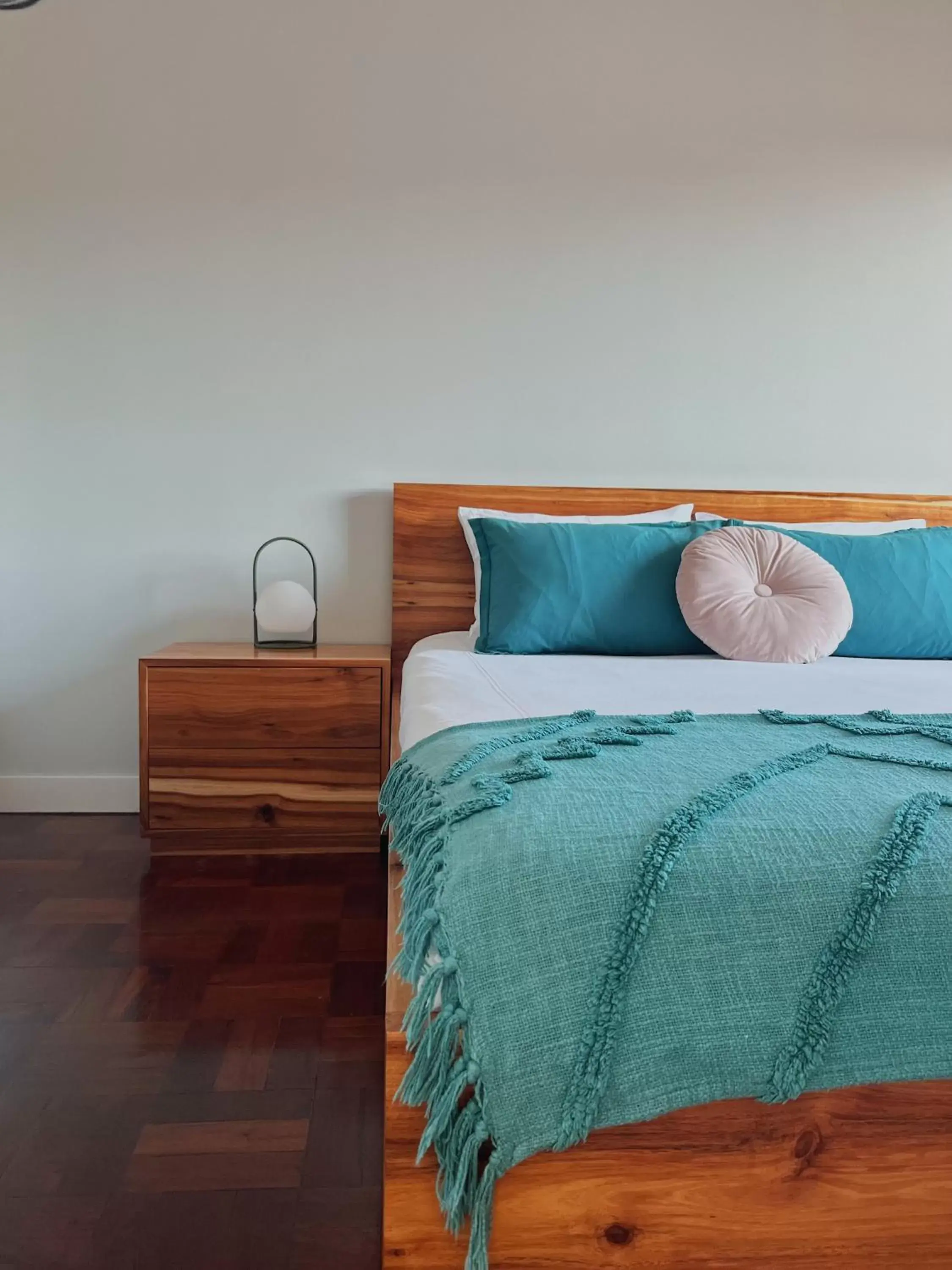 Queen Room with Shared Bathroom in Luna House