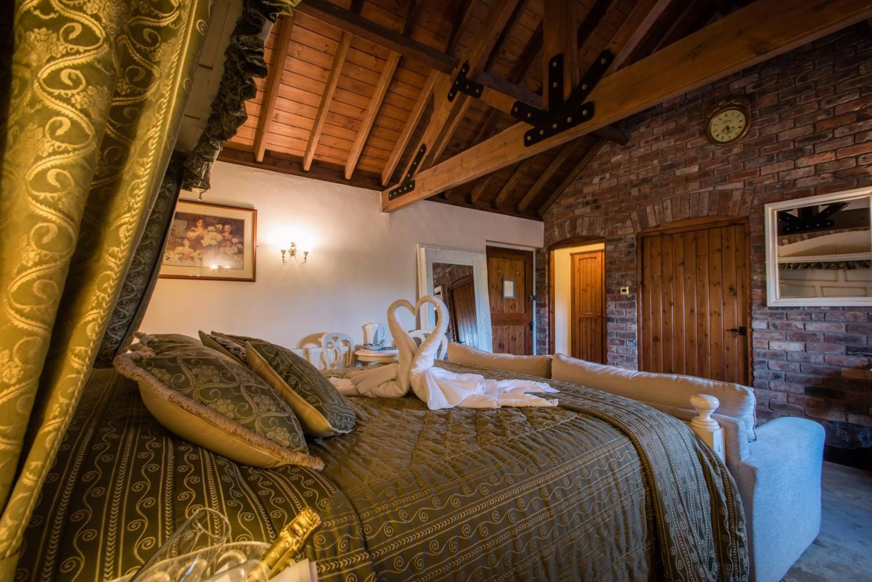 Bed in The Royal Arms Bed & Breakfast