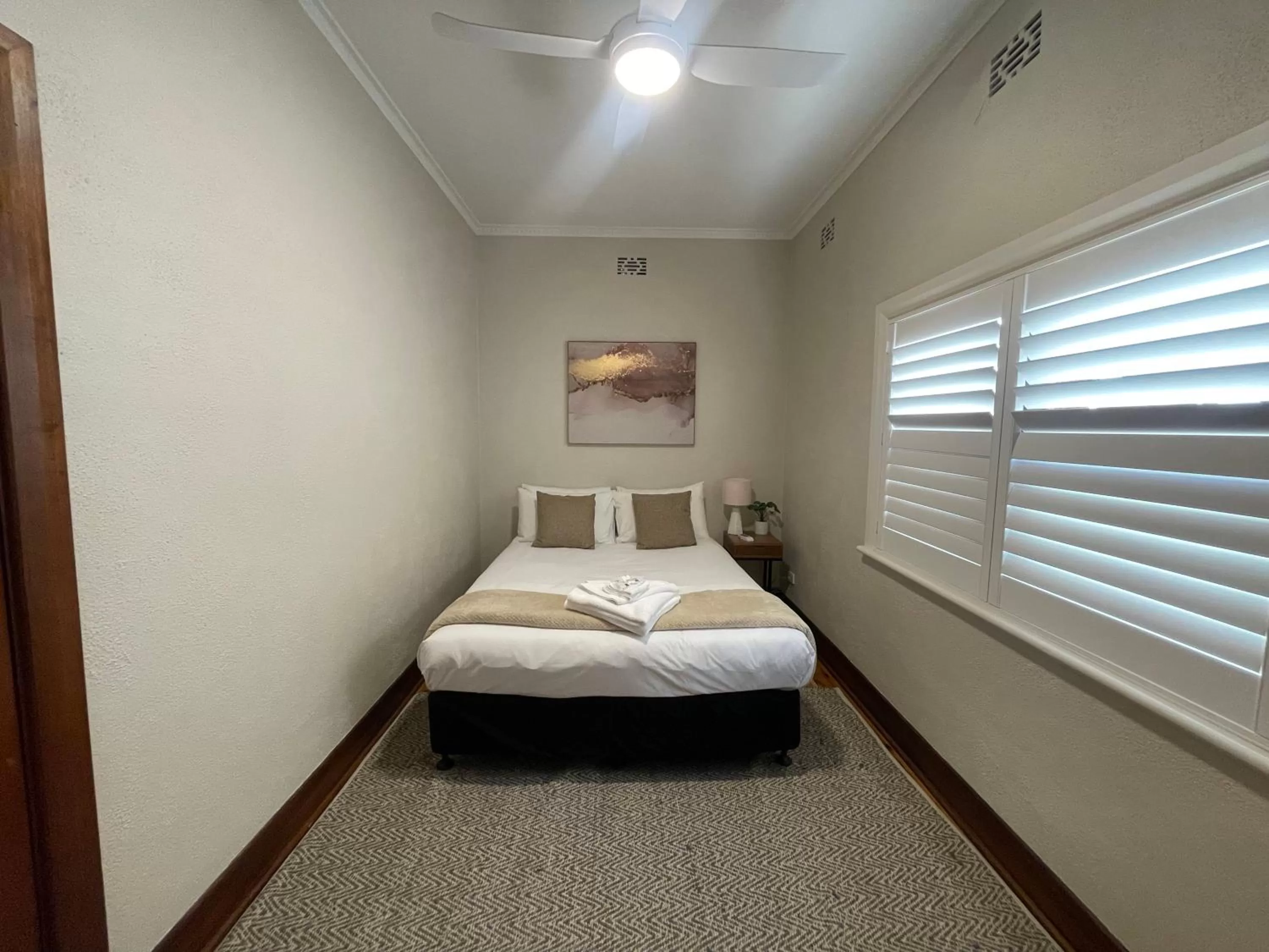 Bedroom, Bed in Astor Hotel Motel