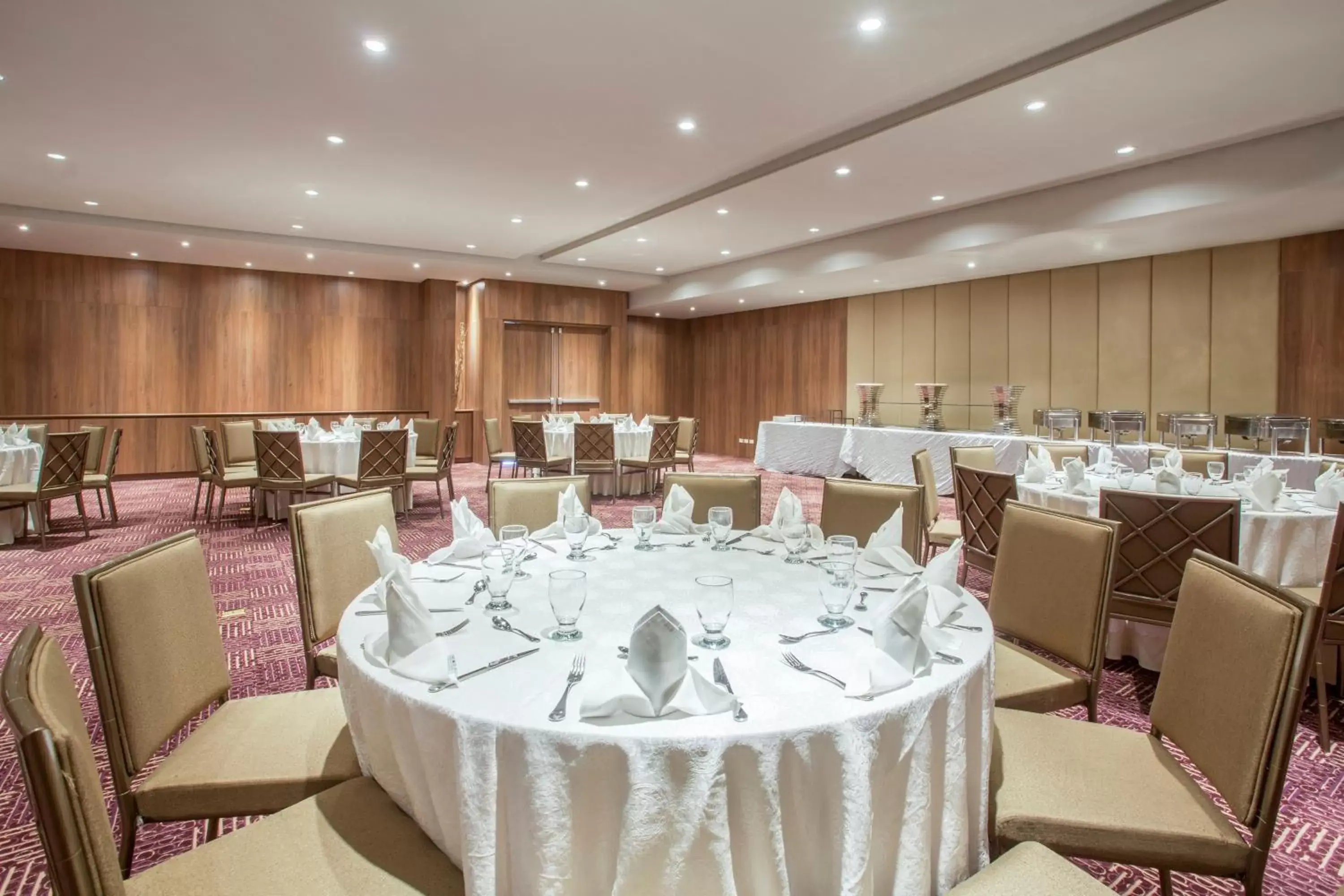 Meeting/conference room, Restaurant/Places to Eat in Crowne Plaza Airport, an IHG Hotel