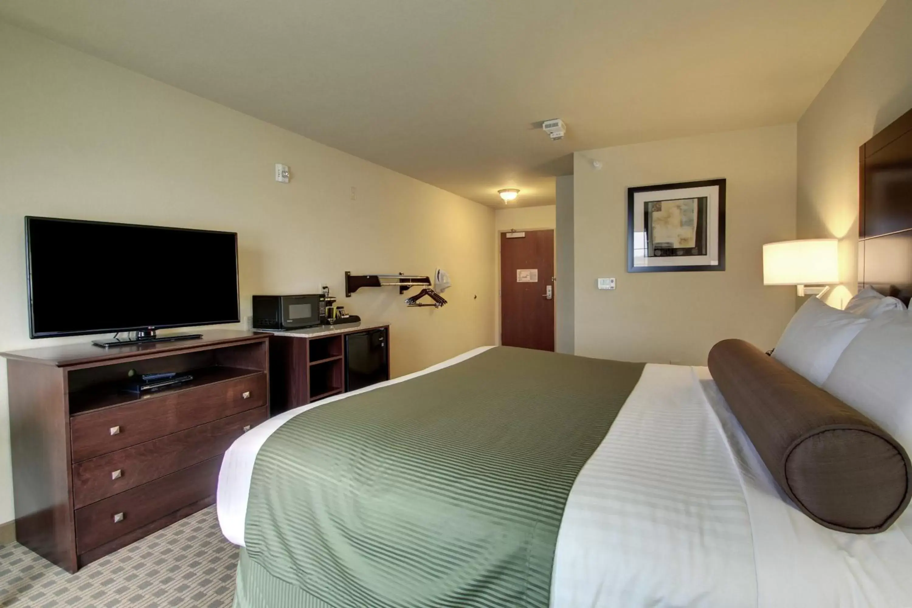 Bed in Cobblestone Hotel & Suites - Waynesboro