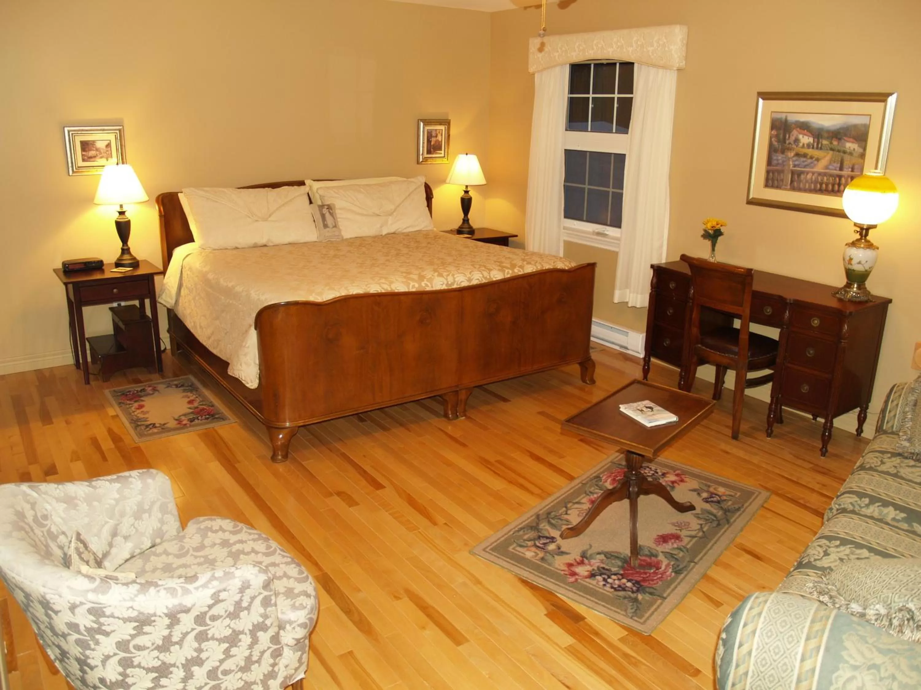 Photo of the whole room, Bed in Bakers Chest B&B