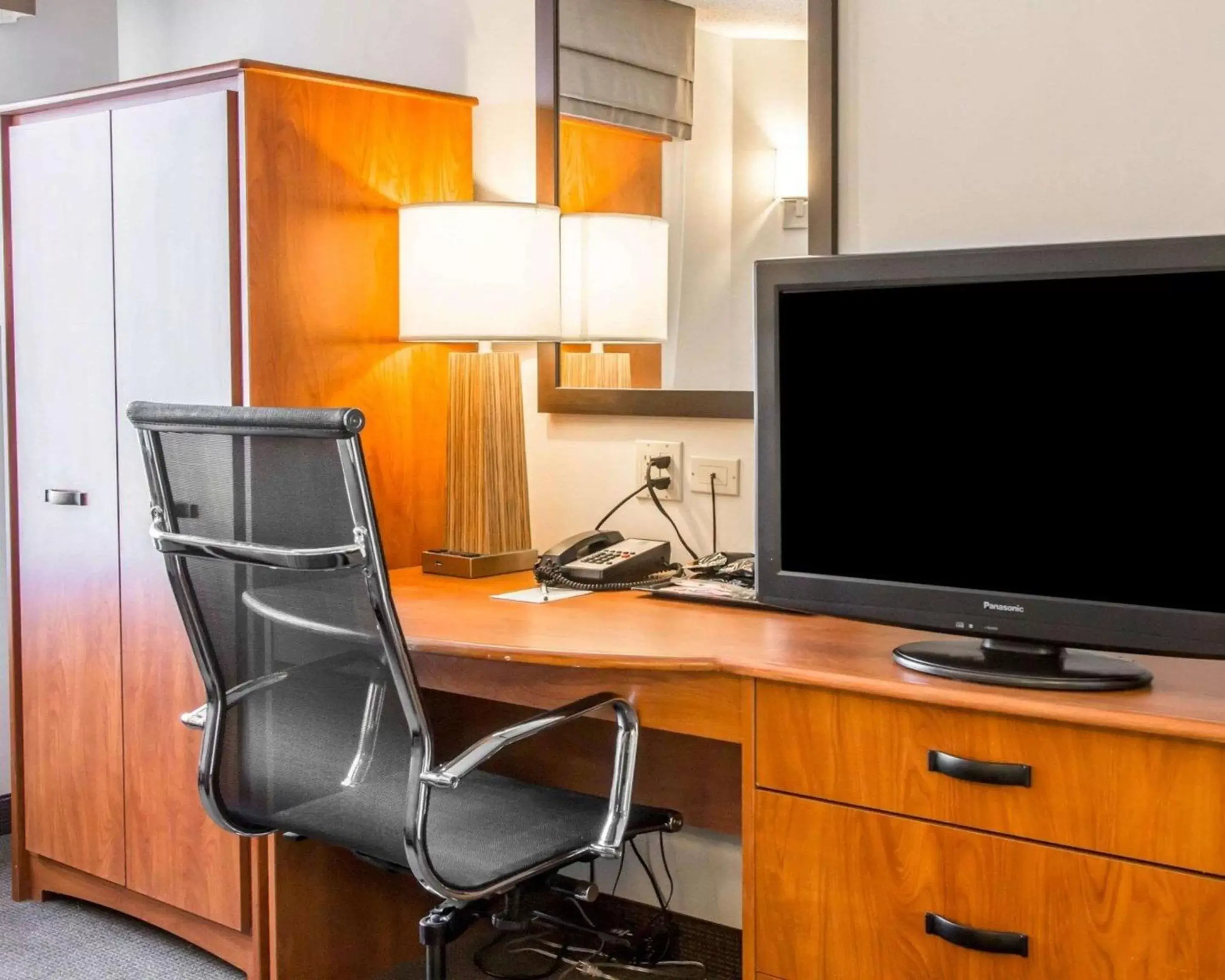 Photo of the whole room, TV/Entertainment Center in Sleep Inn Midway Airport Bedford Park