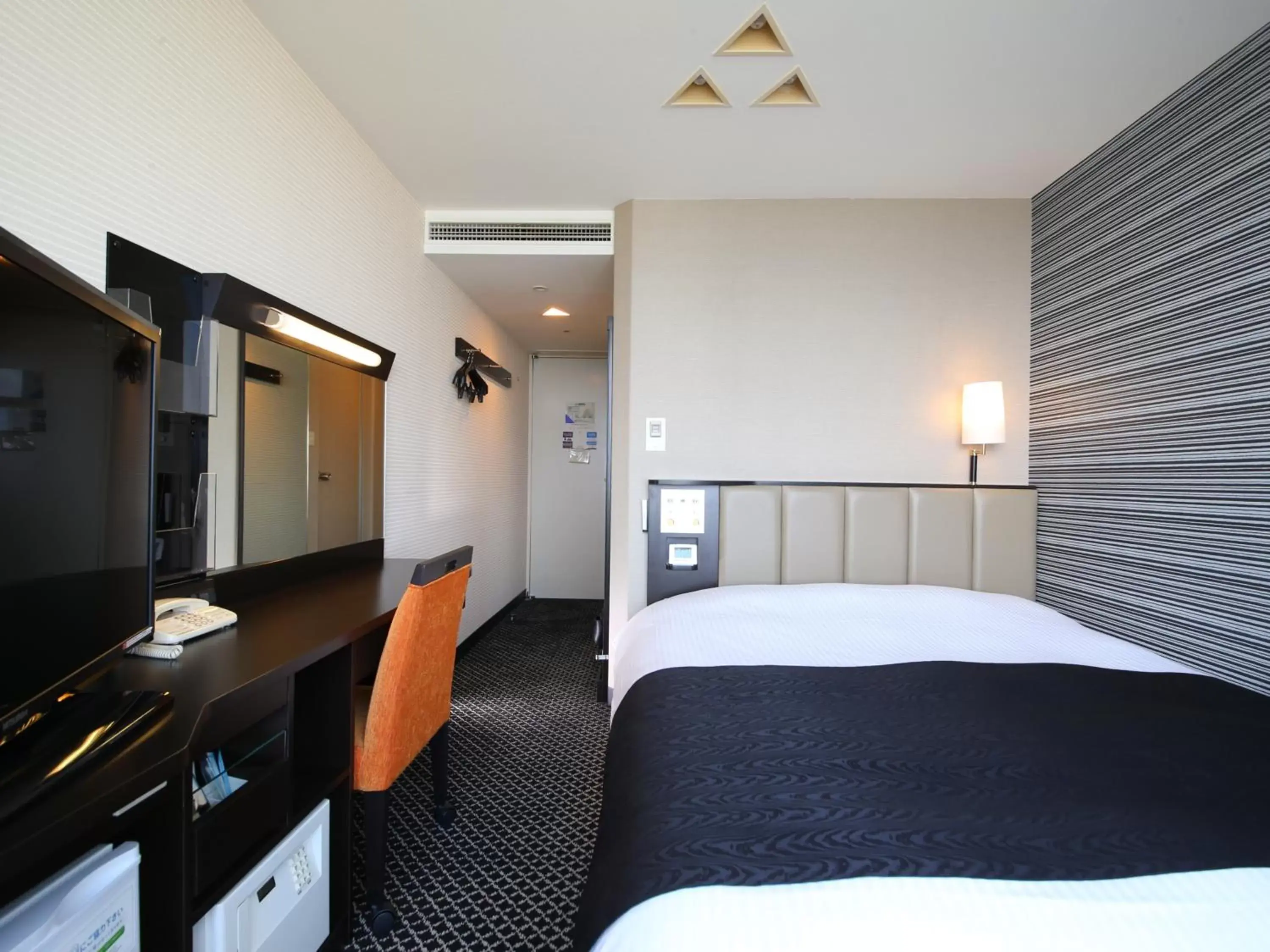 Photo of the whole room, Bed in APA Hotel & Resort Tokyo Bay Makuhari