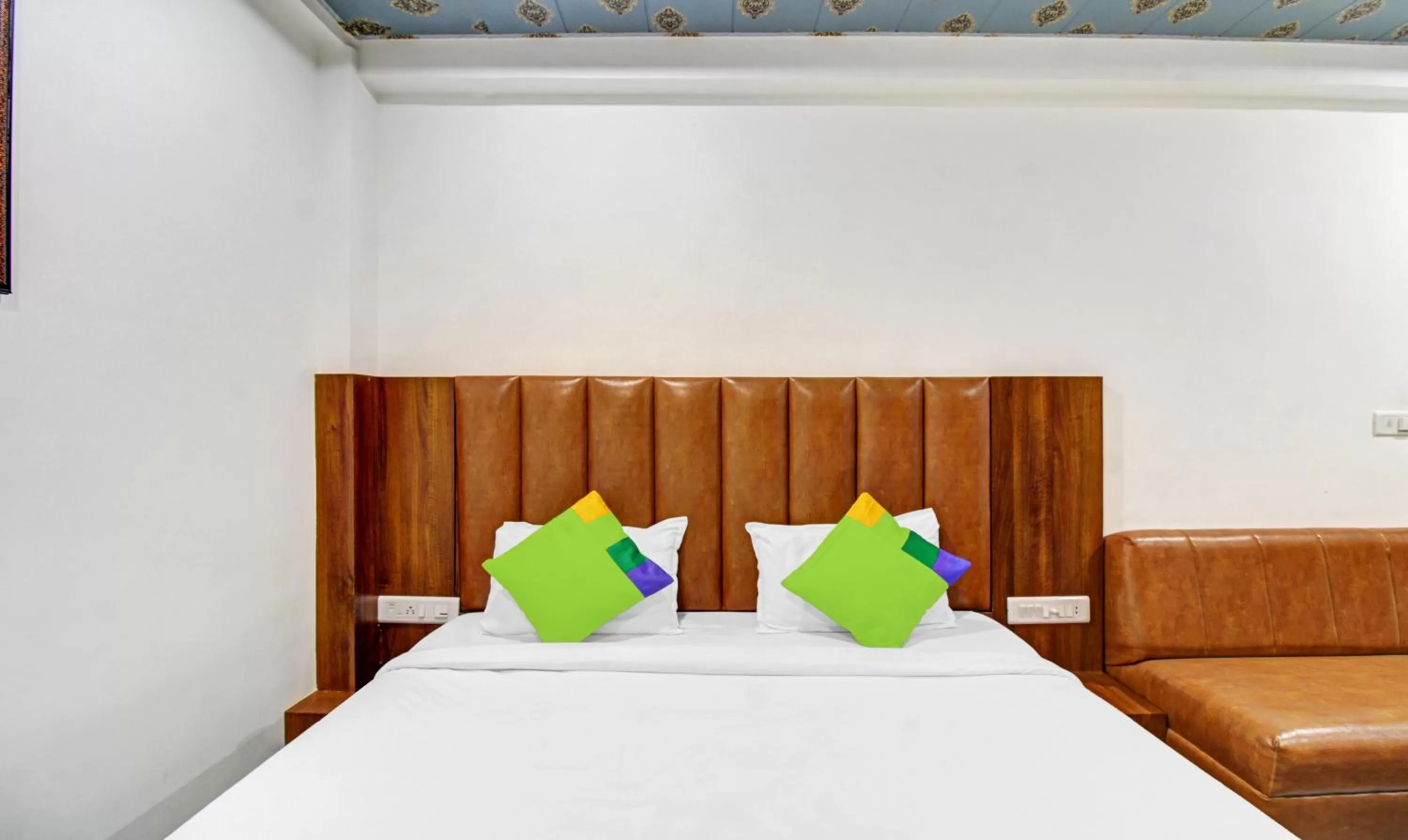 Bedroom, Bed in Treebo Hotel Rk Inn, Railway Station