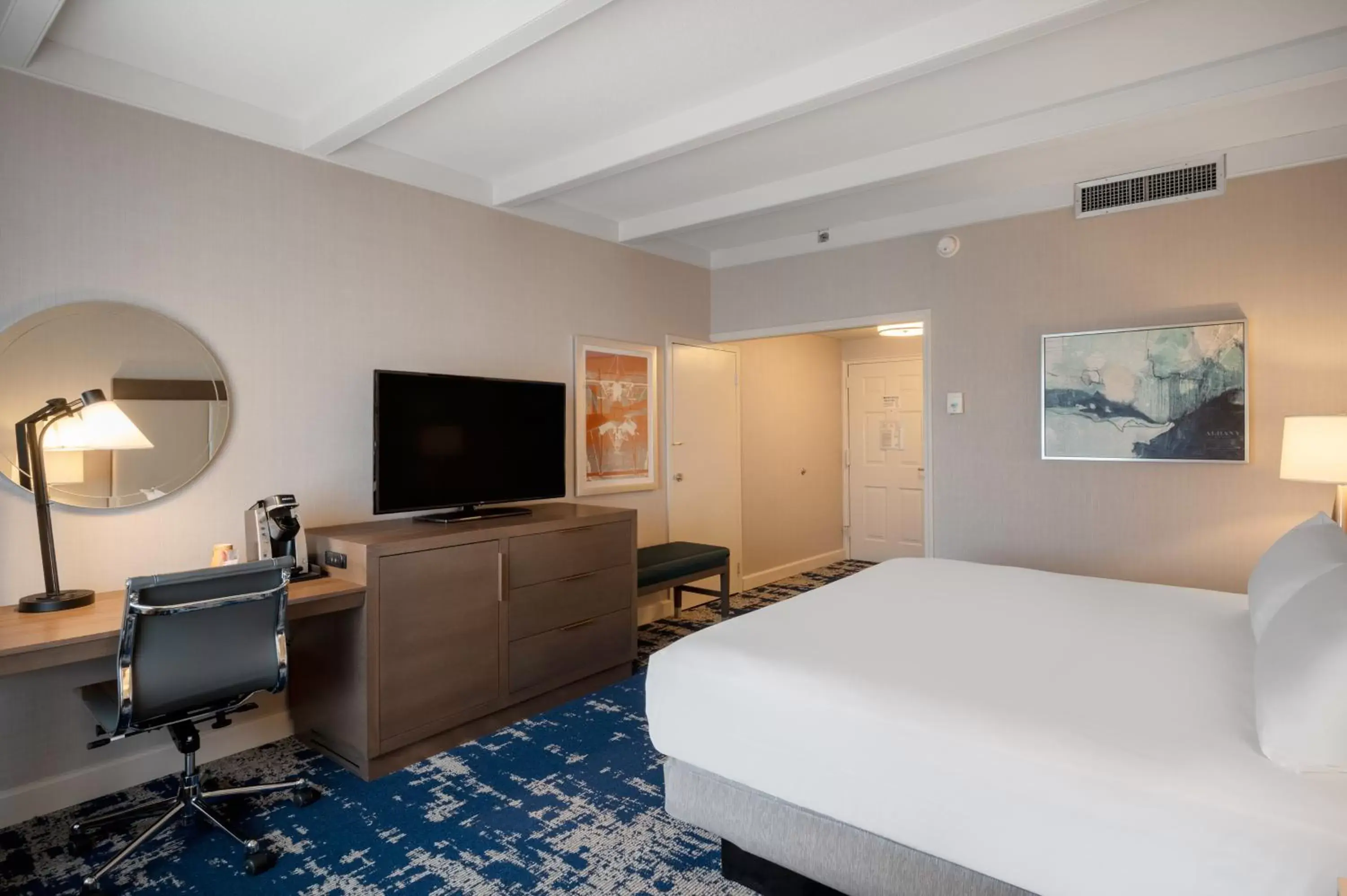 Bed, TV/Entertainment Center in Crowne Plaza Albany - The Desmond Hotel