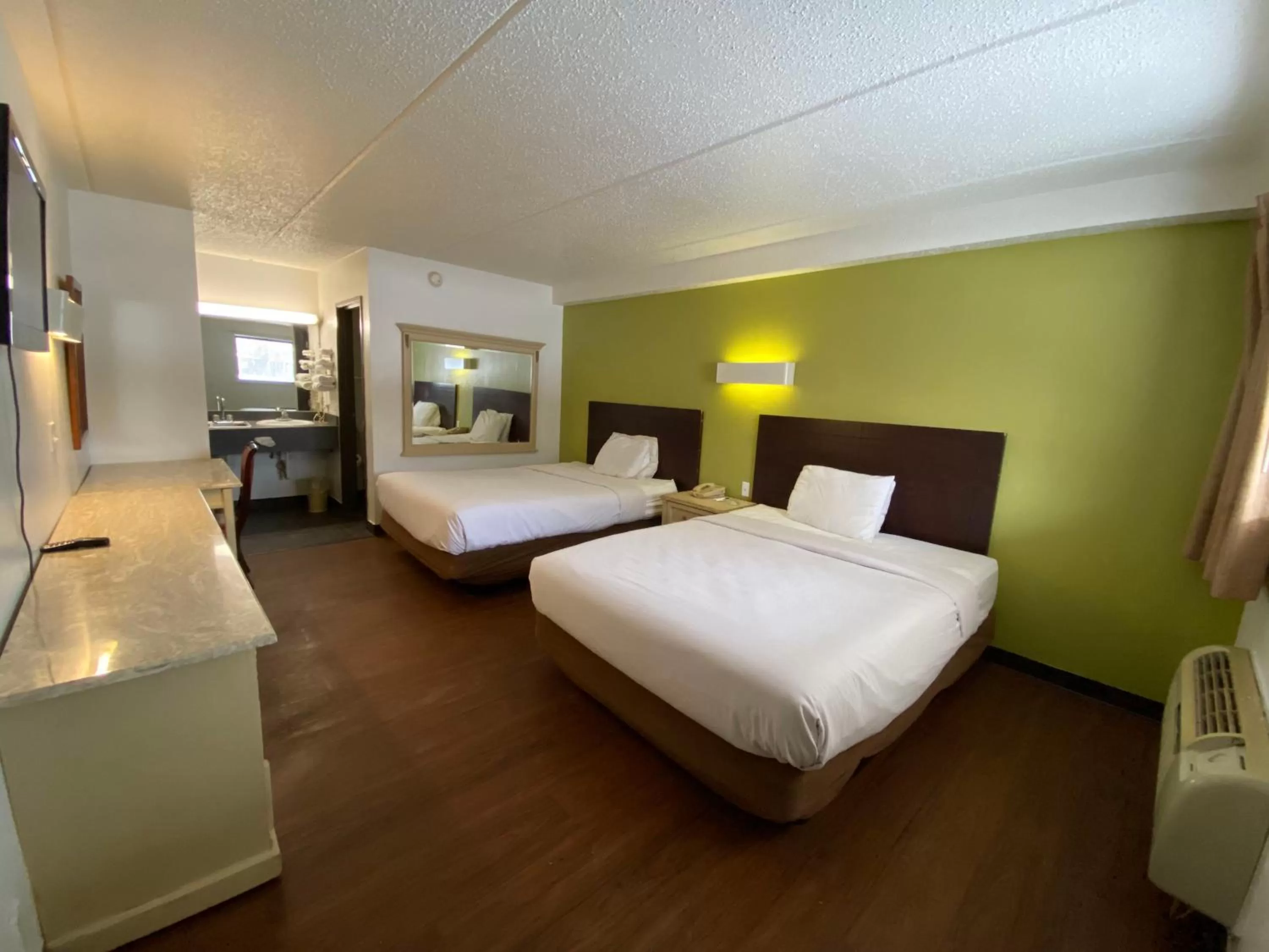 Photo of the whole room, Bed in Skylight Inn Willoughby - Cleveland Mentor