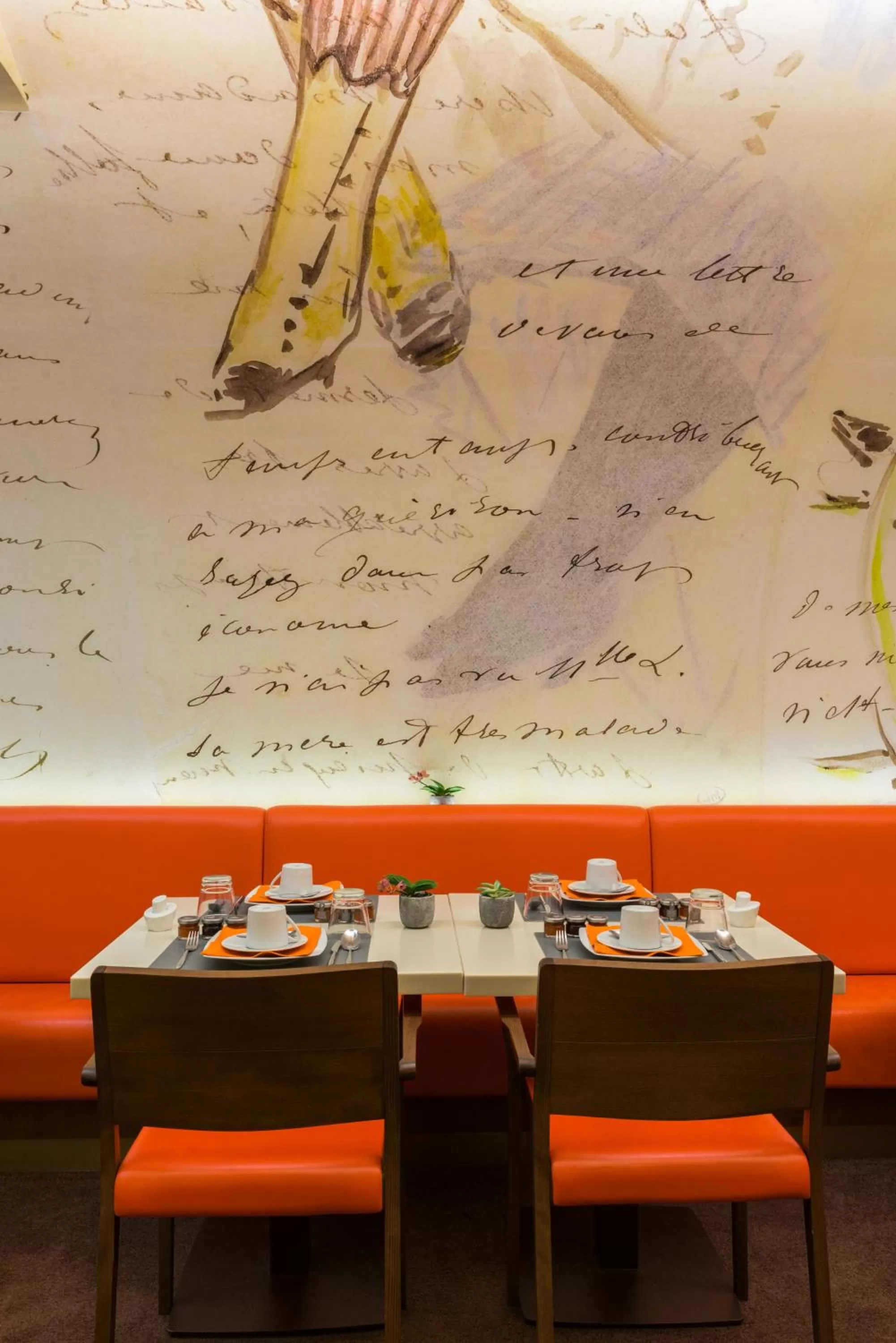 Restaurant/places to eat in Hôtel Le Tourville by Inwood Hotels