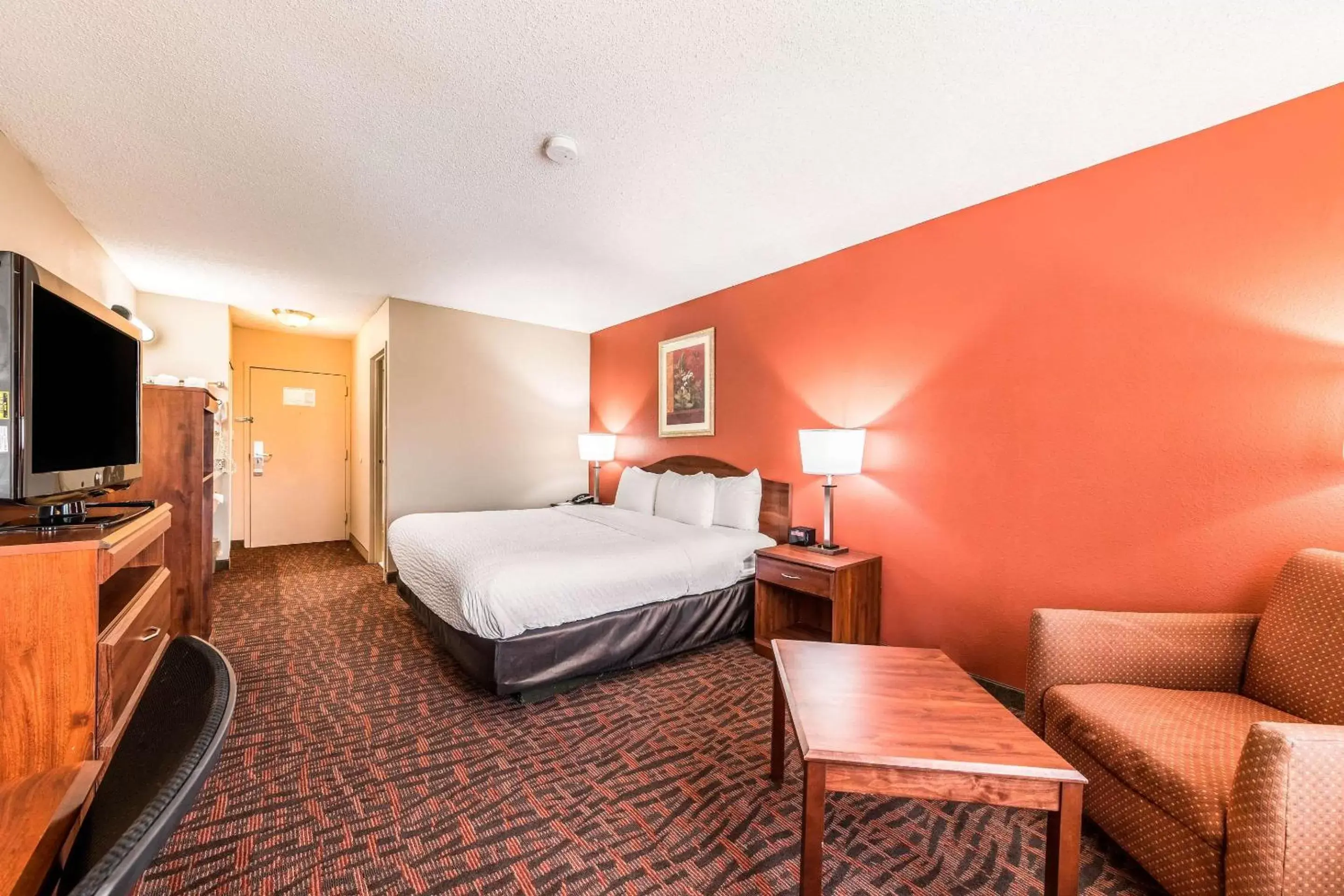Photo of the whole room, Bed in Lake Norman Inn and Suites