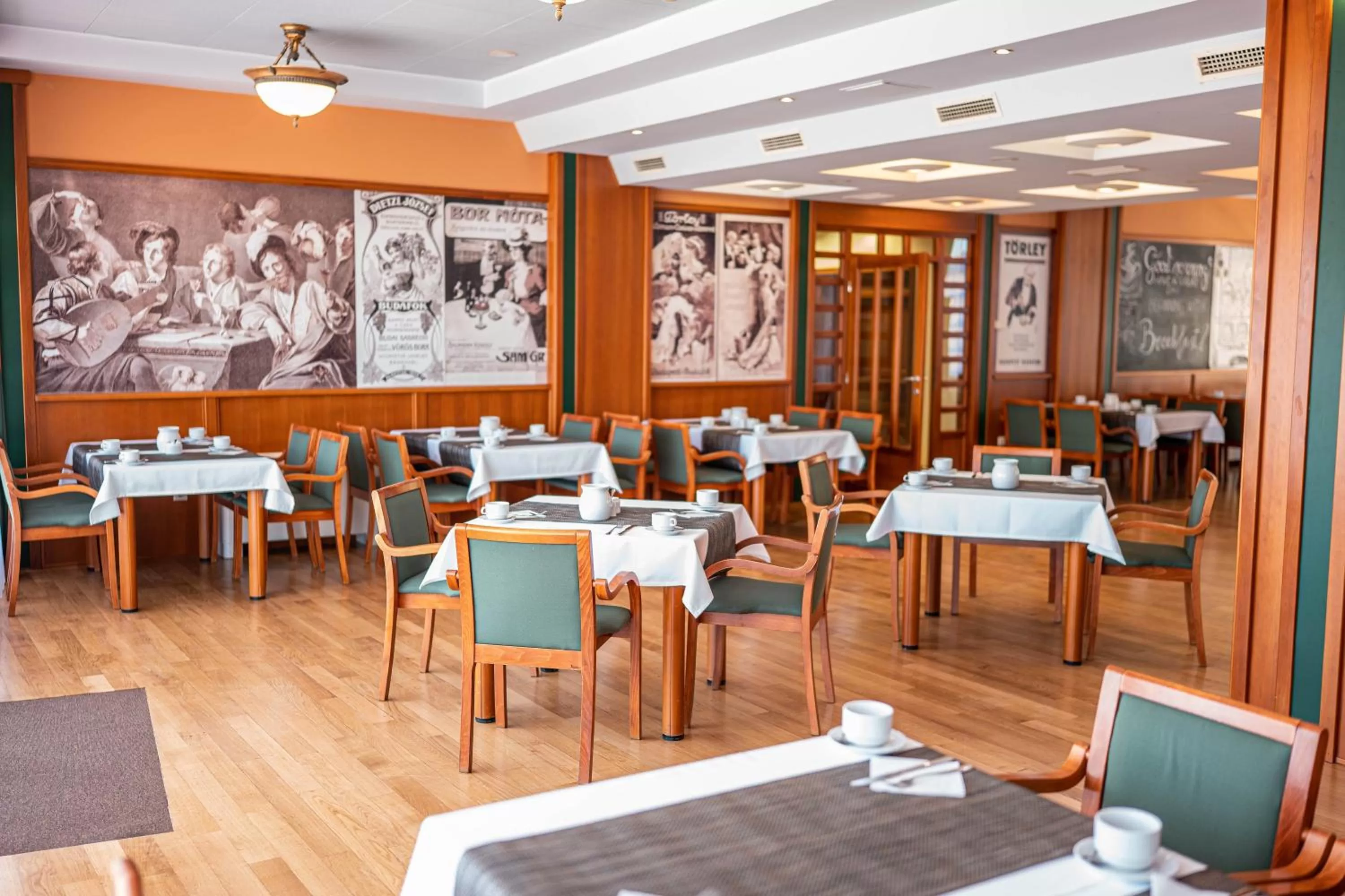 Restaurant/places to eat in Szent János Hotel