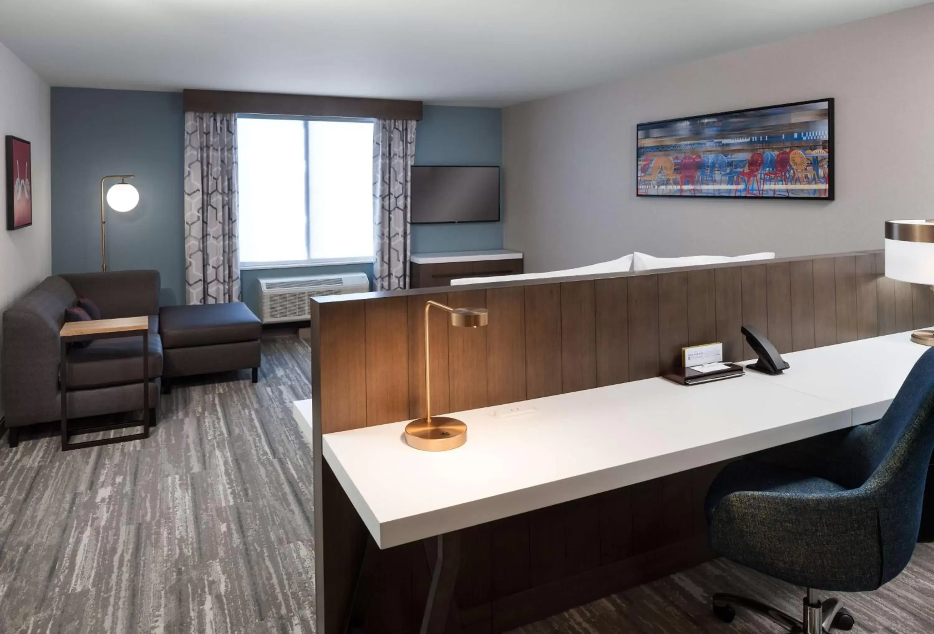 Bedroom, Seating Area in Hilton Garden Inn Madison Downtown, WI