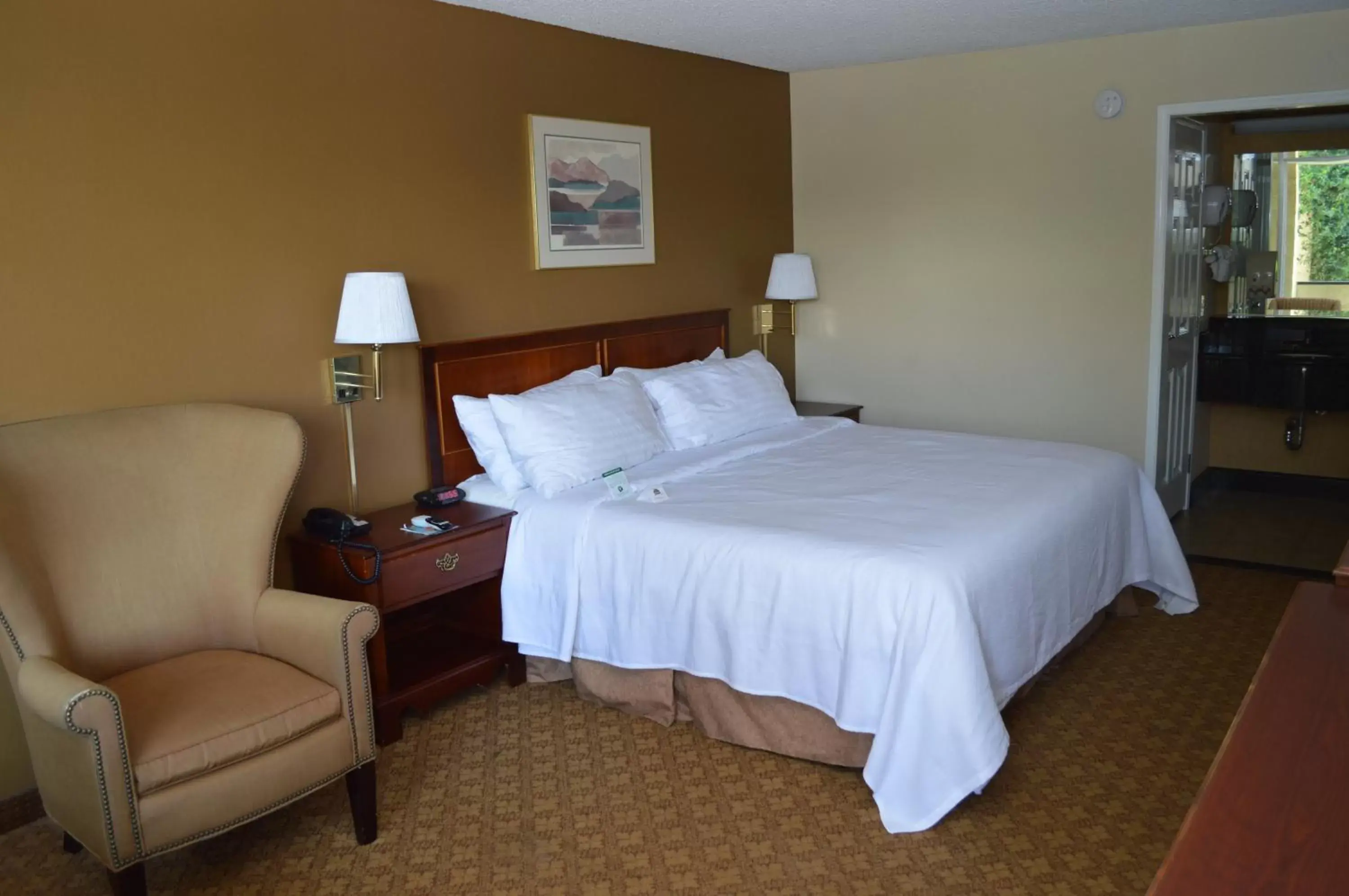 Bedroom, Bed in Ontario Airport Inn