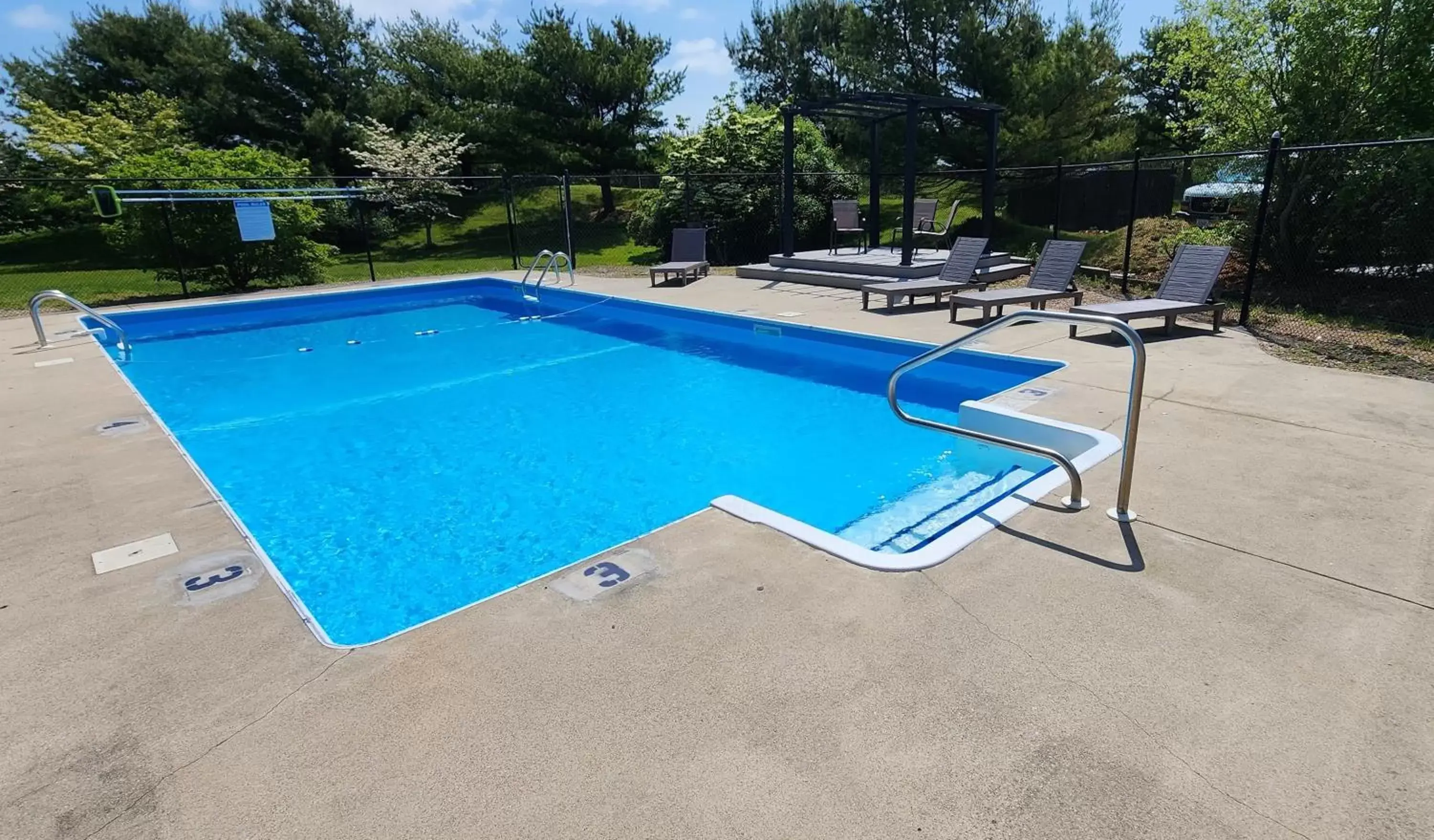 Swimming pool, Pool View in Red Roof Inn & Suites Newport - Middletown, RI