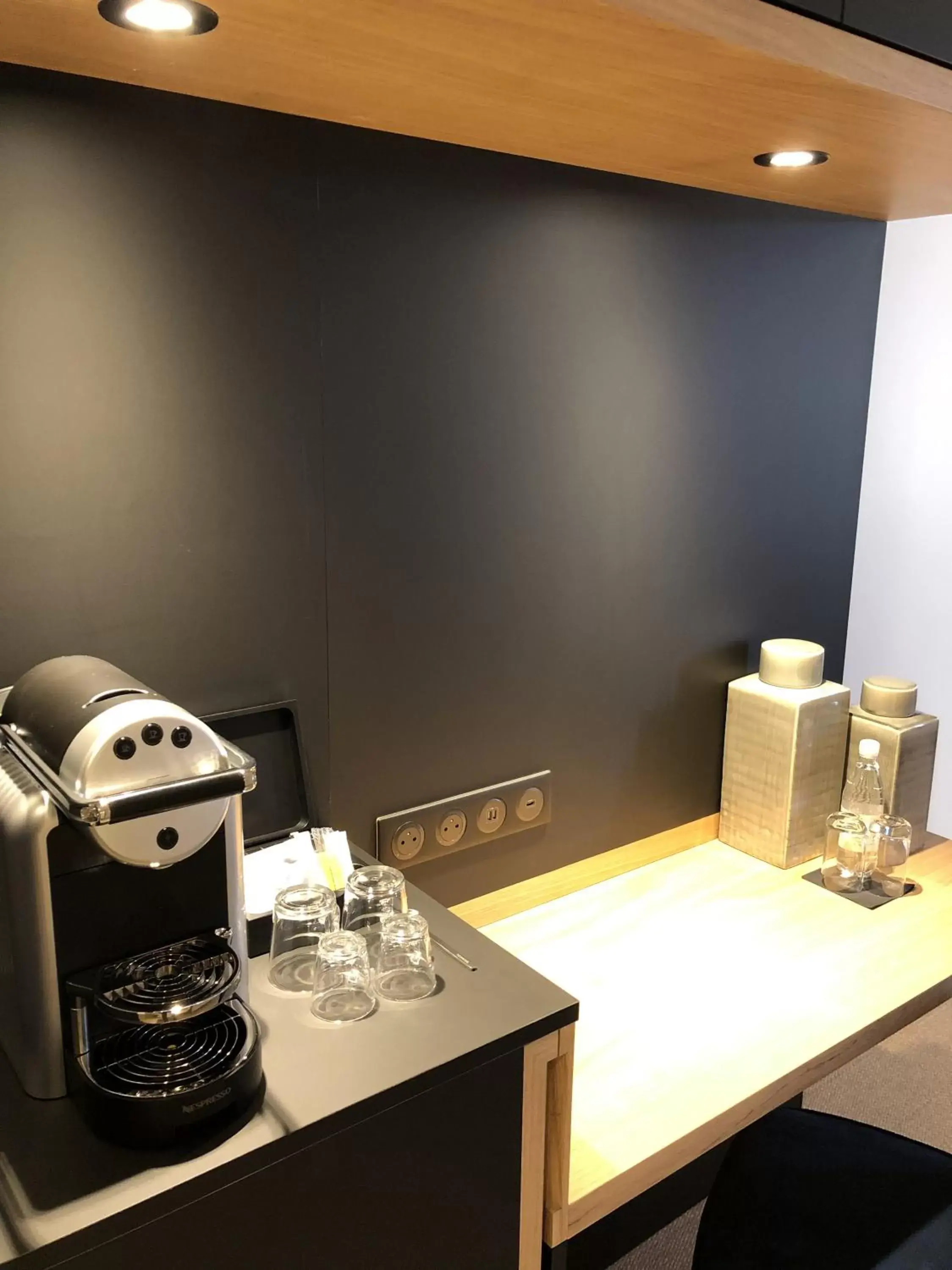 Coffee/tea facilities, Kitchen/Kitchenette in Hostellerie Cèdre & Spa Beaune