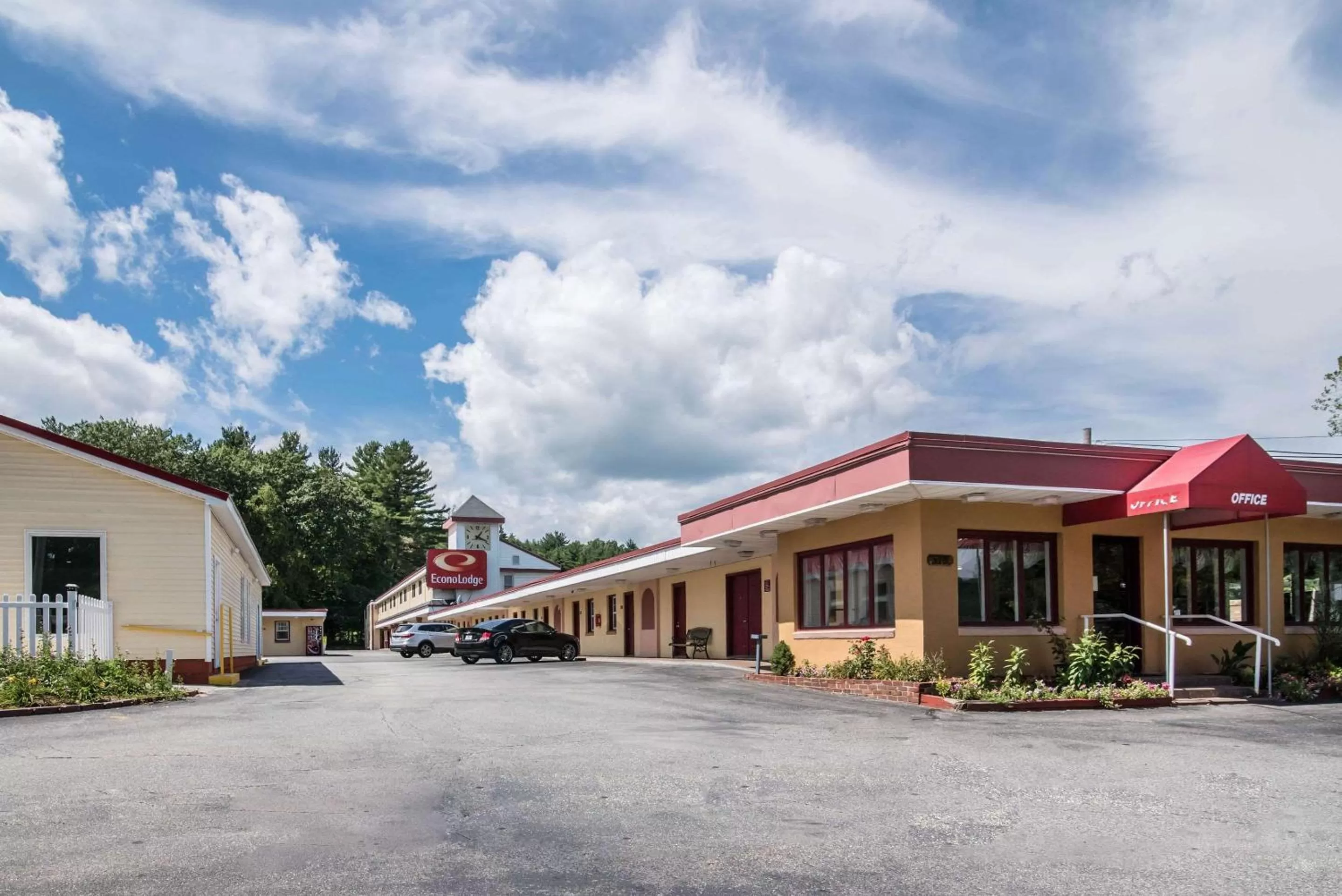 Property building in Econo Lodge