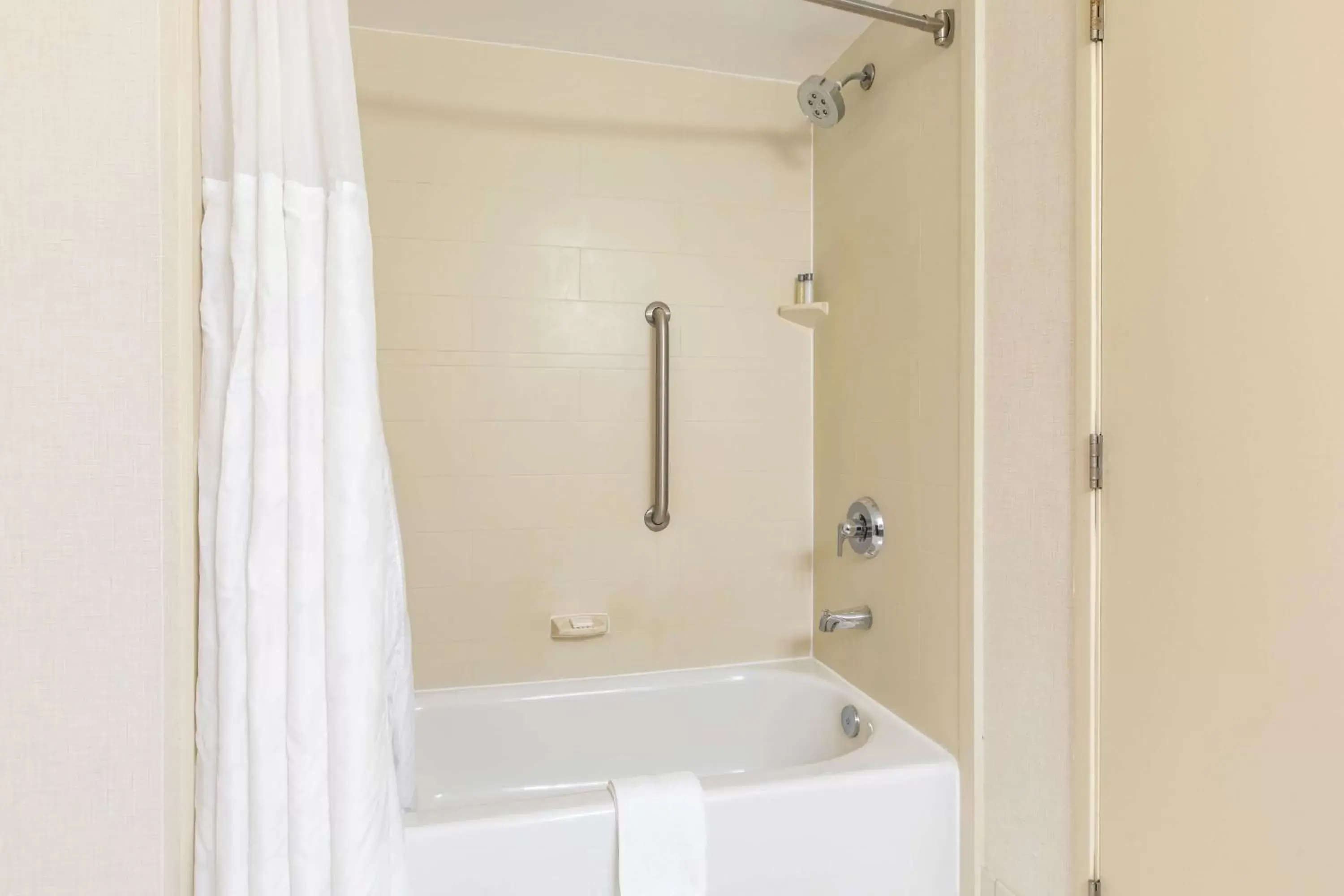 Photo of the whole room, Bathroom in Wingate by Wyndham Charlotte Concord Mills/Speedway