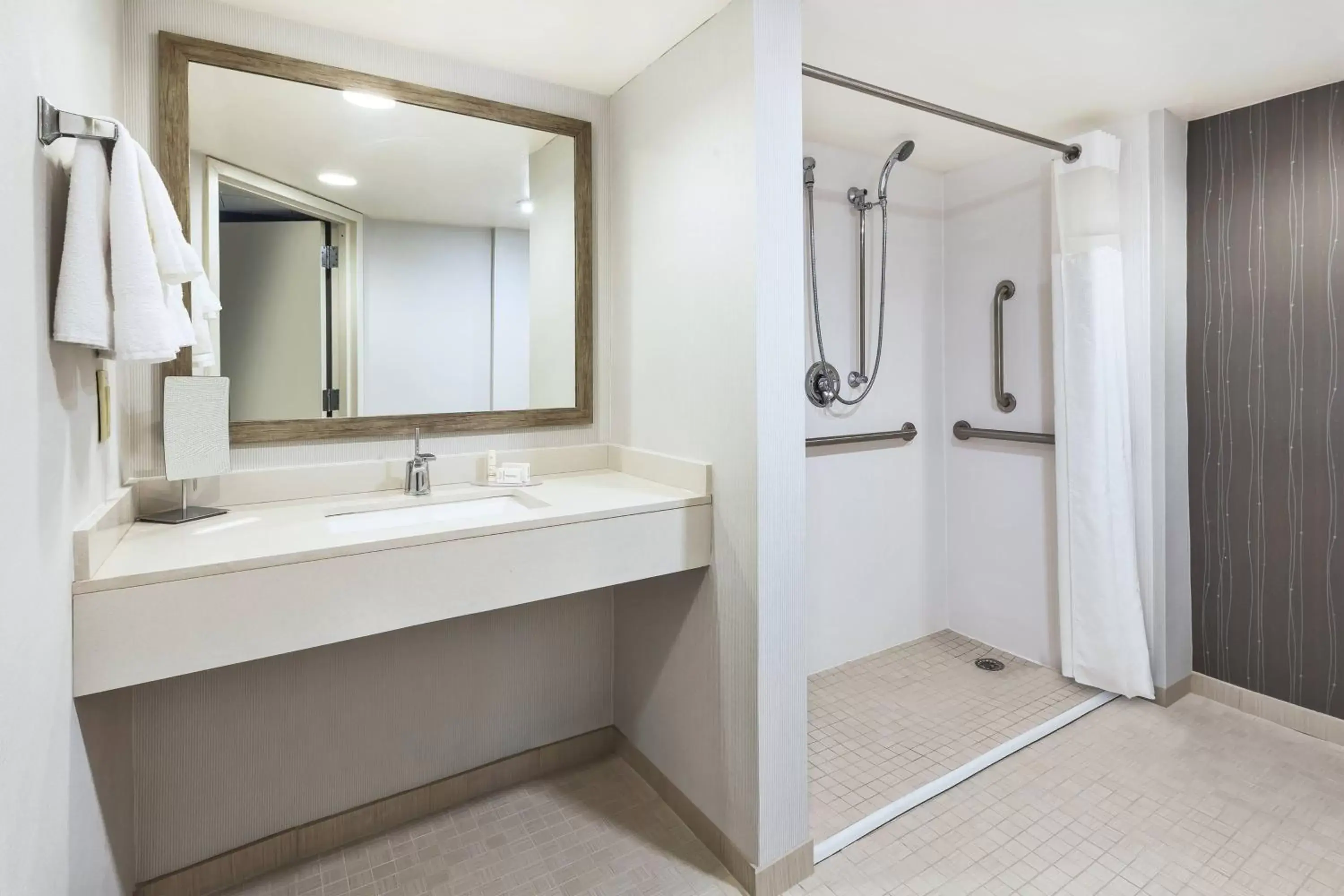 Bathroom in Courtyard by Marriott Secaucus Meadowlands