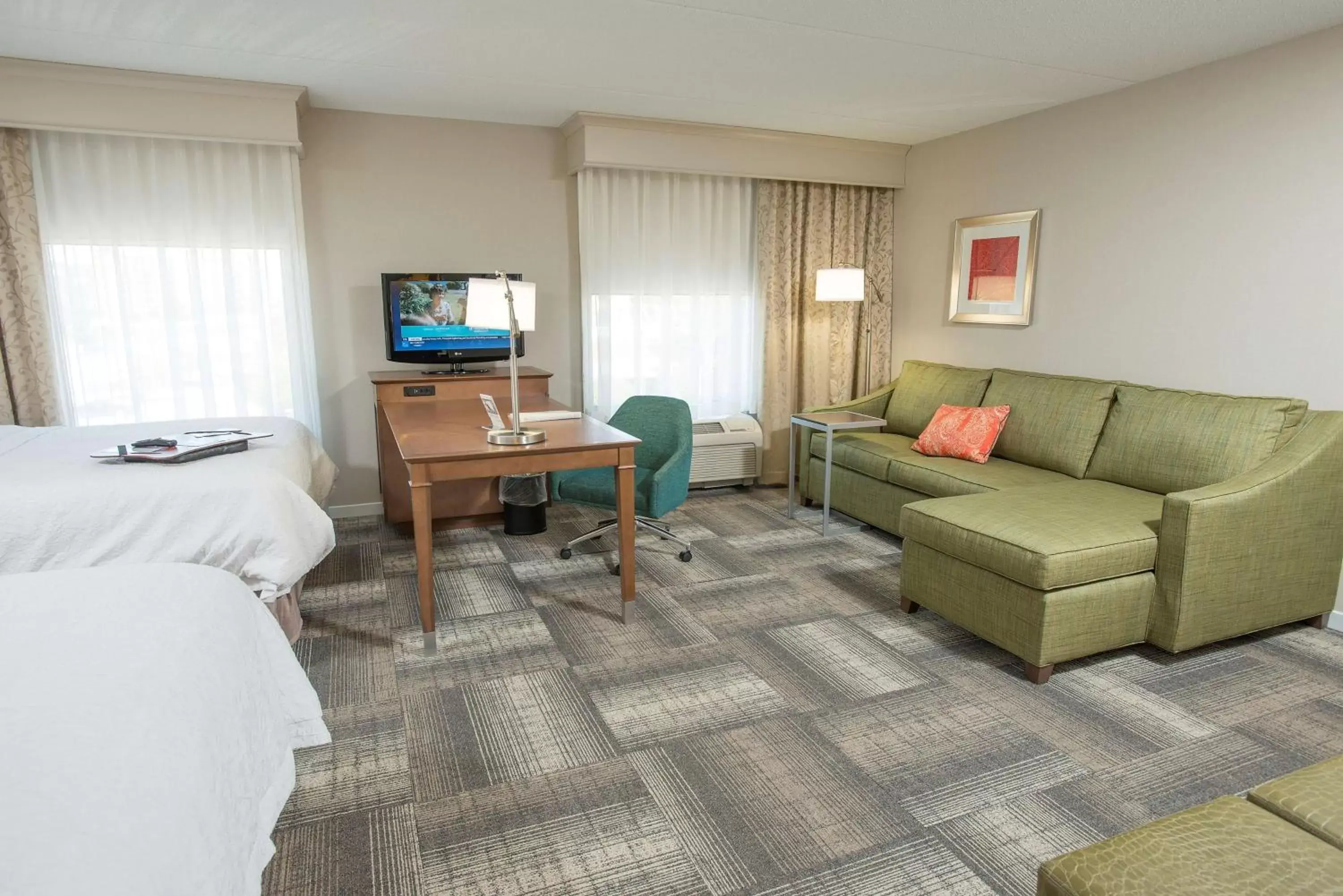 Bedroom, Seating Area in Hampton Inn & Suites Cincinnati-Union Centre