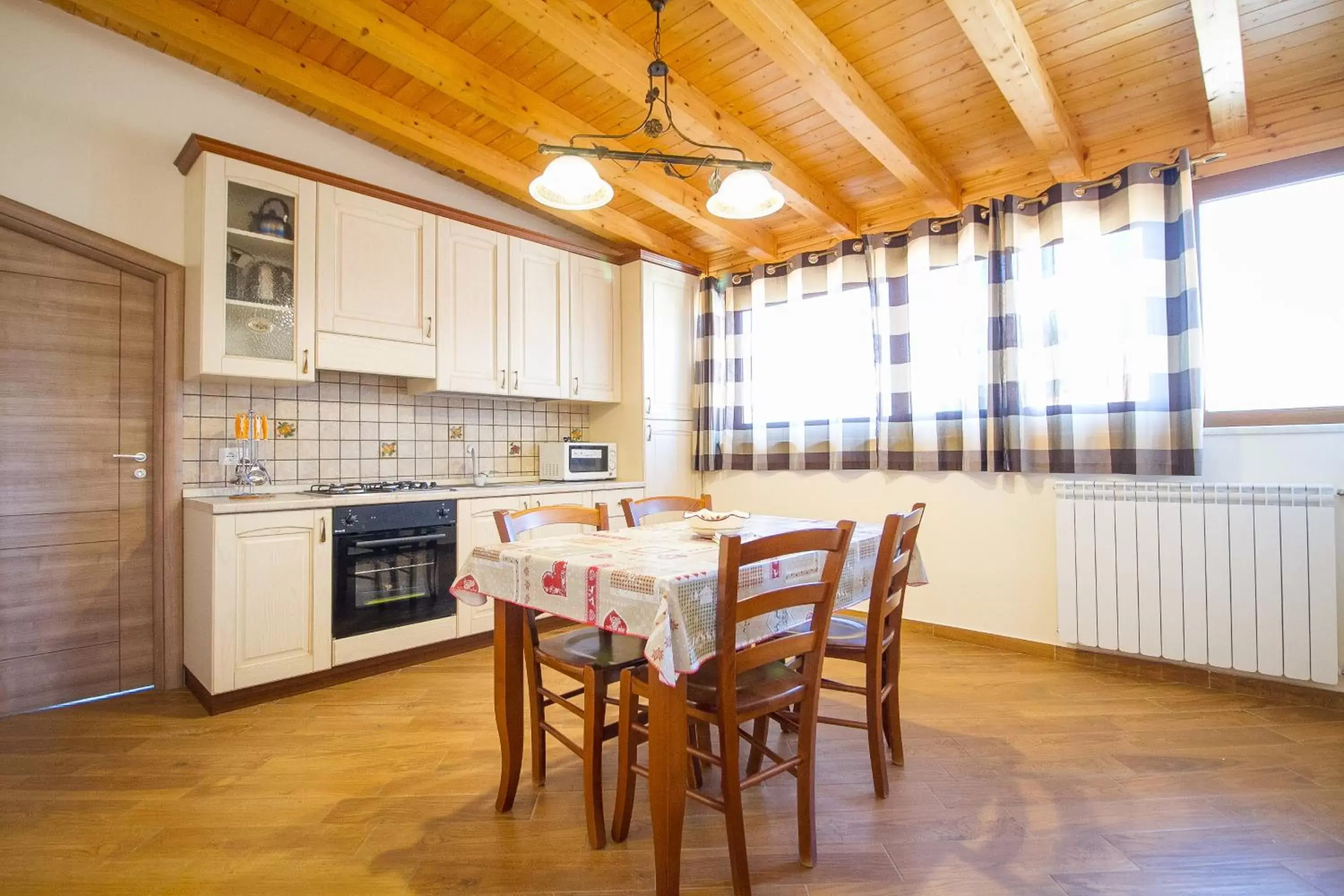 Kitchen or kitchenette, Dining Area in Etna Royal View