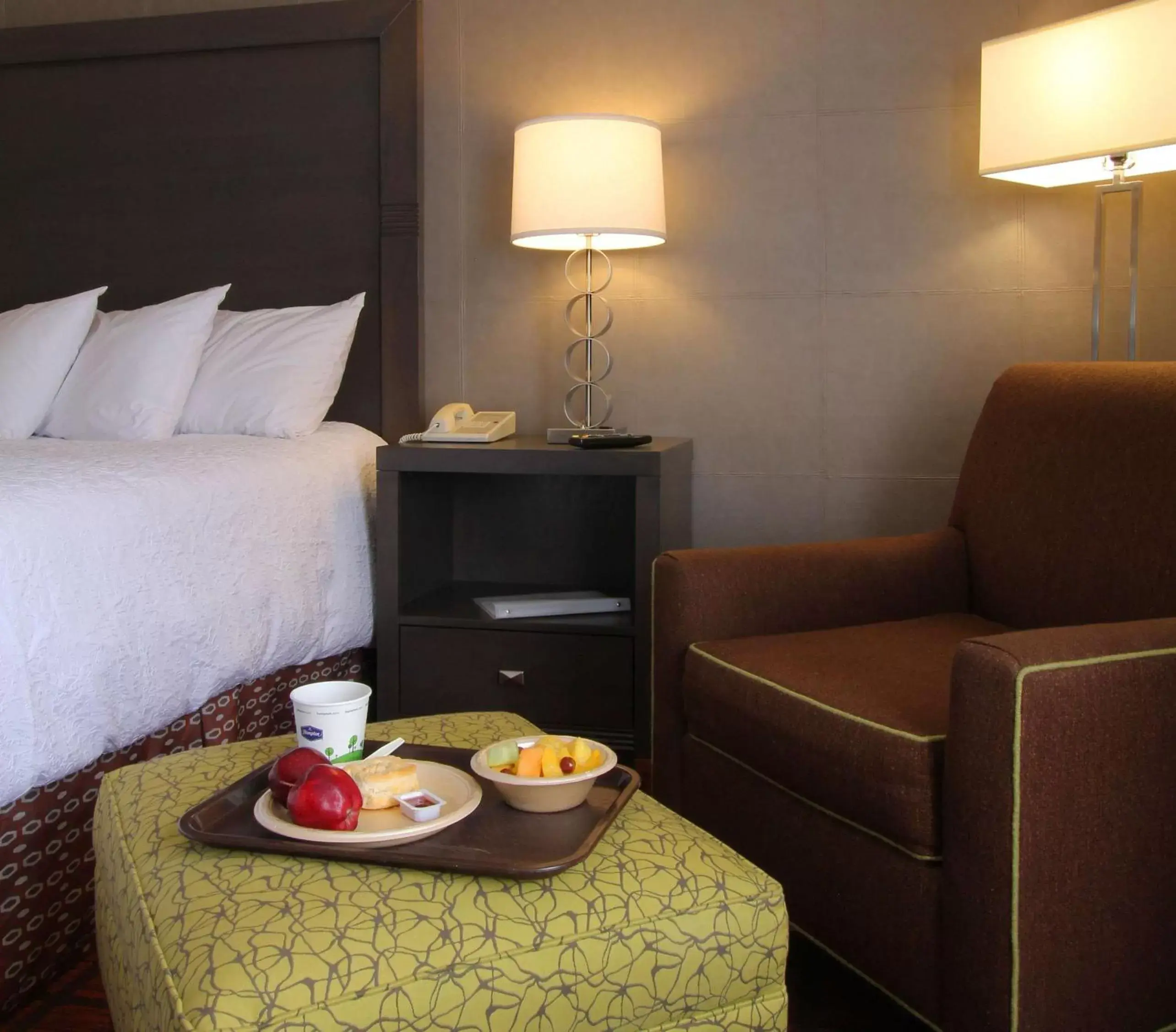 Bed, Seating Area in Hampton Inn Durango