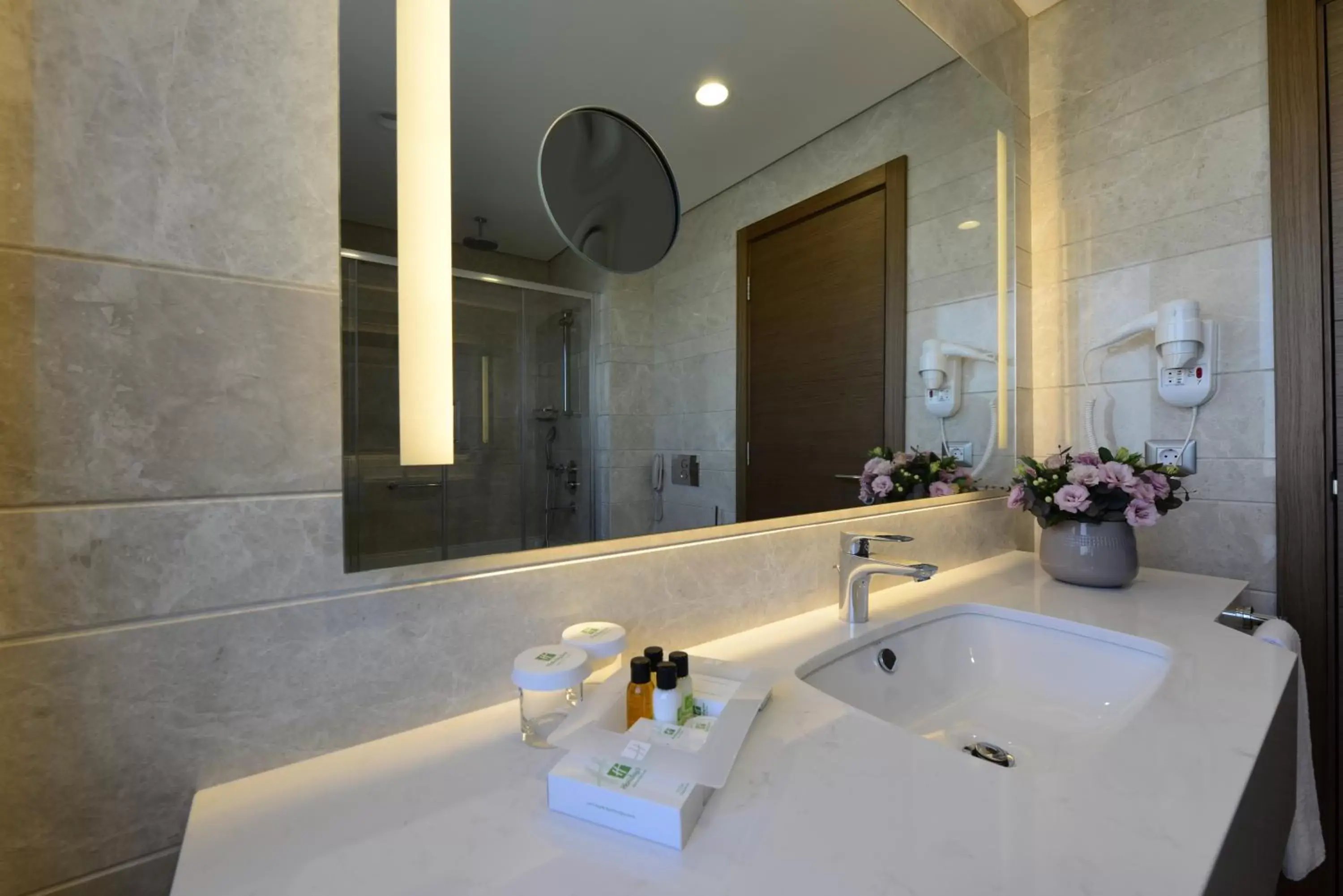 Photo of the whole room, Bathroom in Holiday Inn Bursa - City Centre, an IHG Hotel