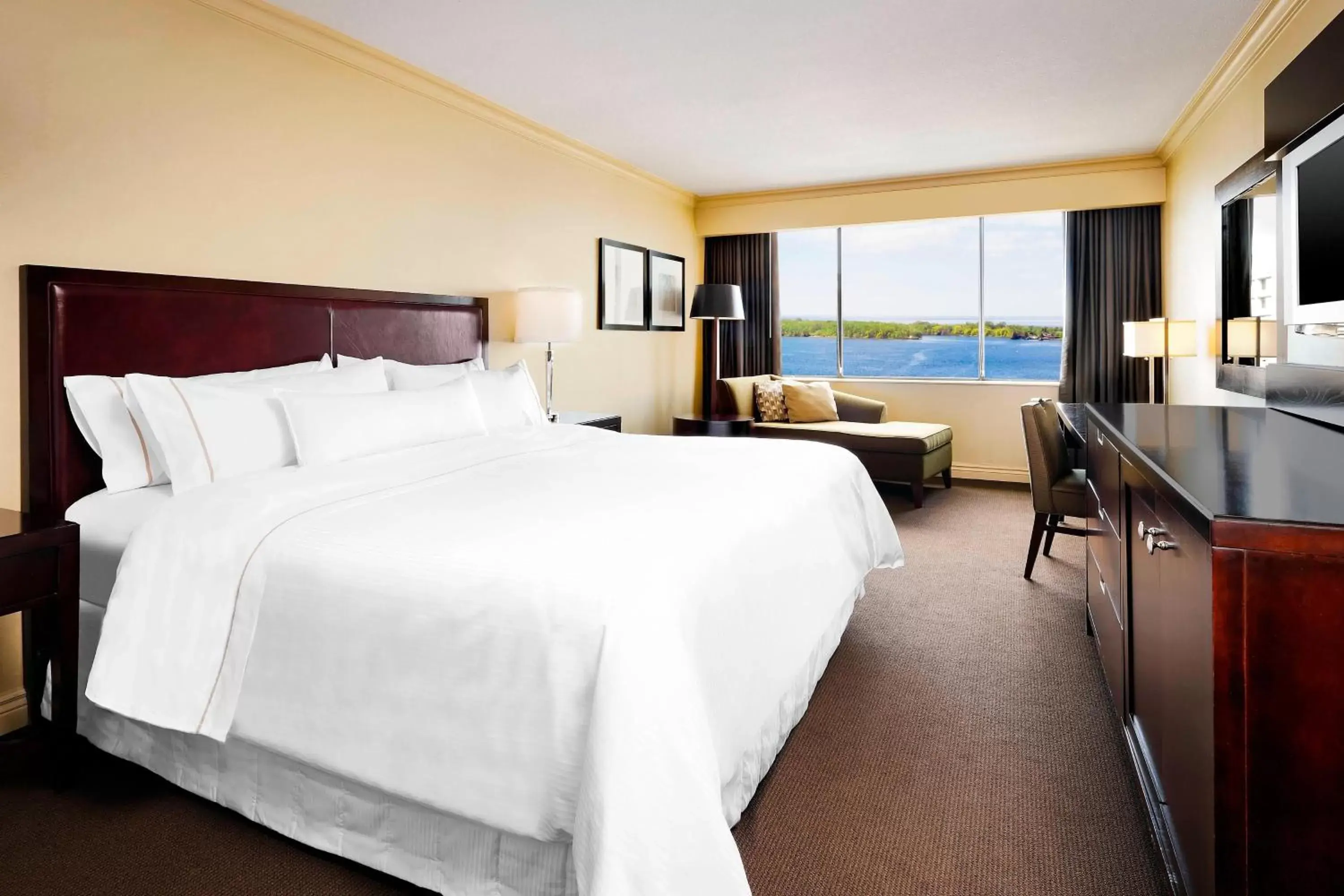 Photo of the whole room in The Westin Harbour Castle, Toronto