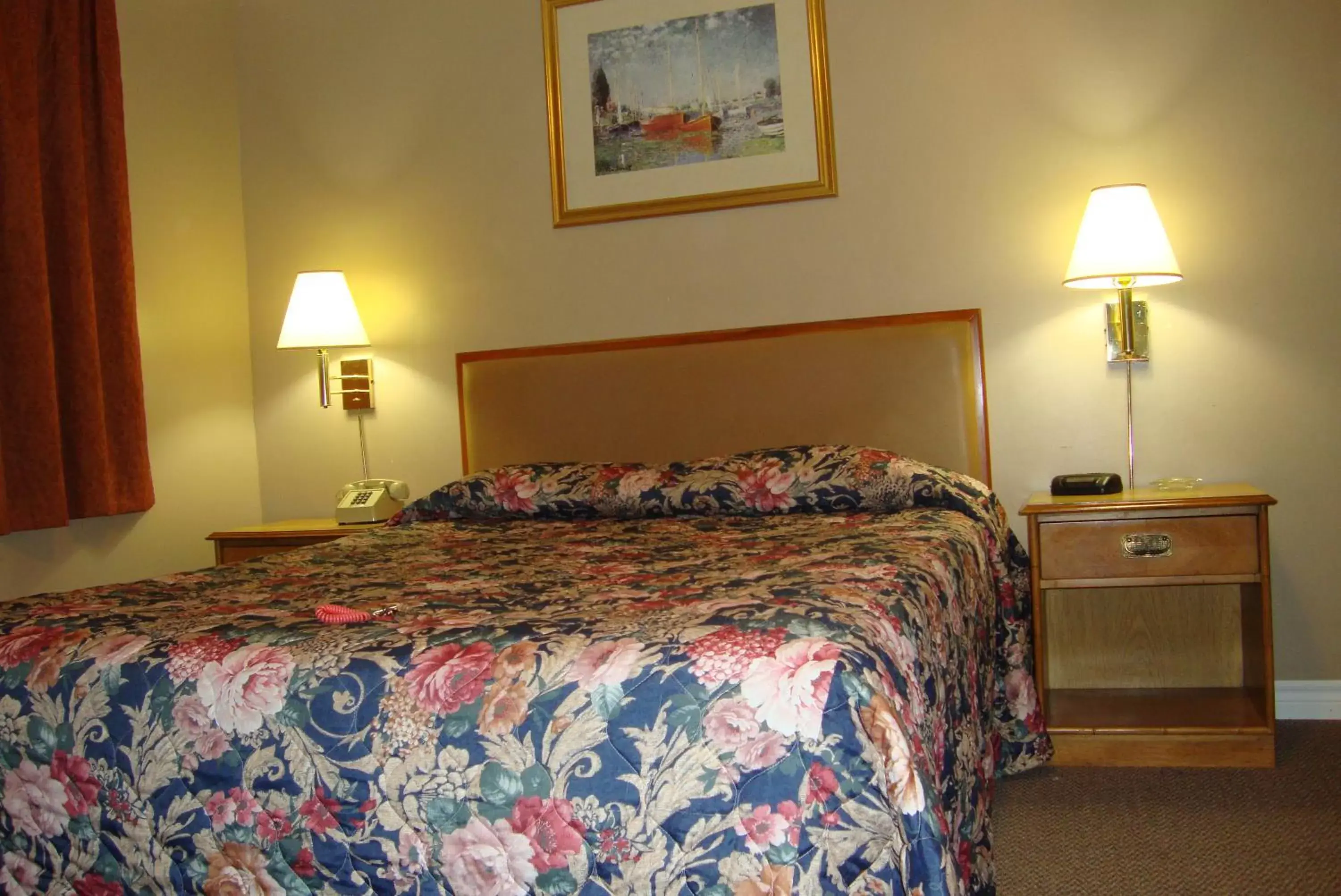 Photo of the whole room, Bed in Royal Napanee Inn