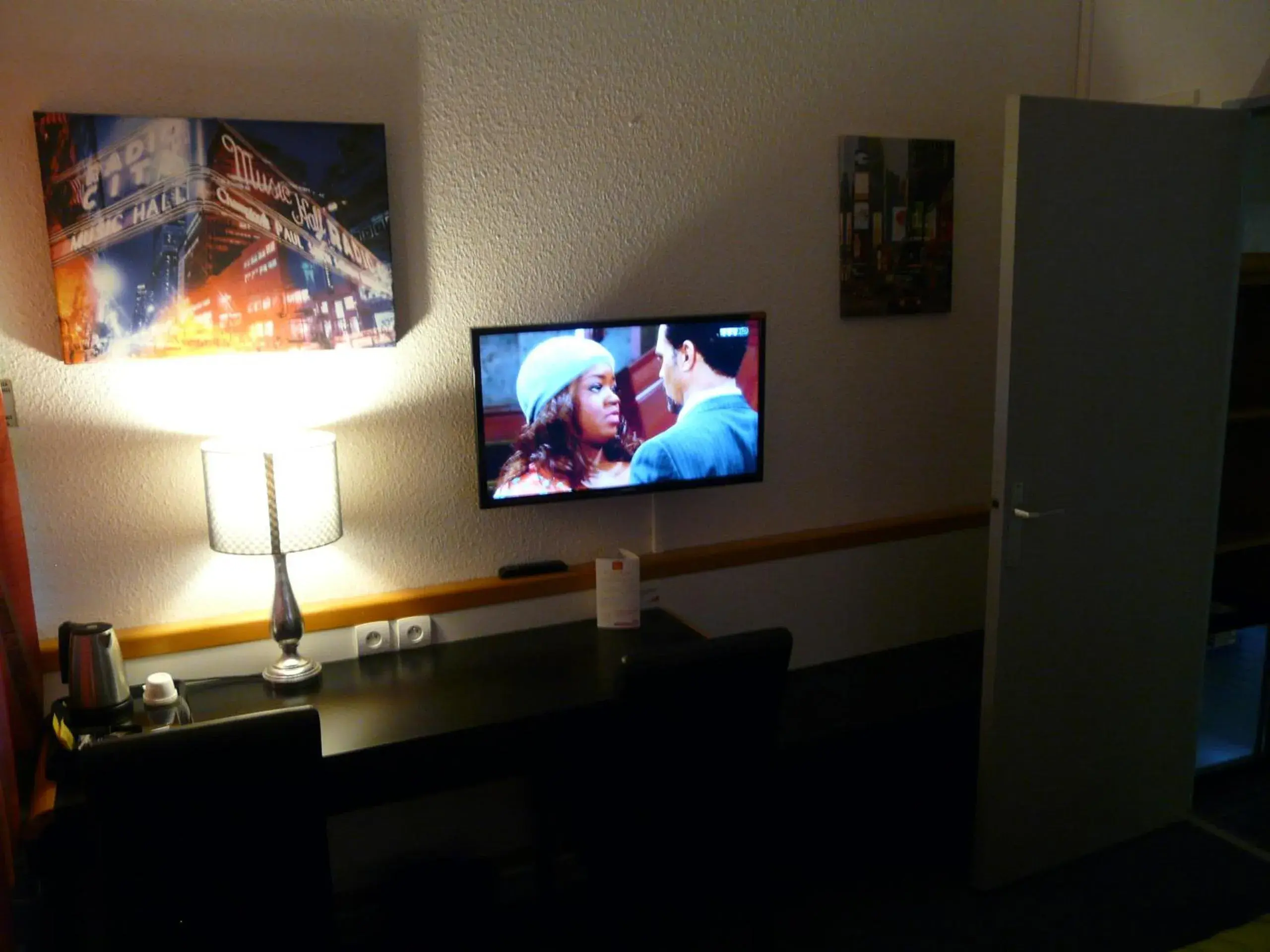 TV and multimedia, TV/Entertainment Center in Arche Hotel