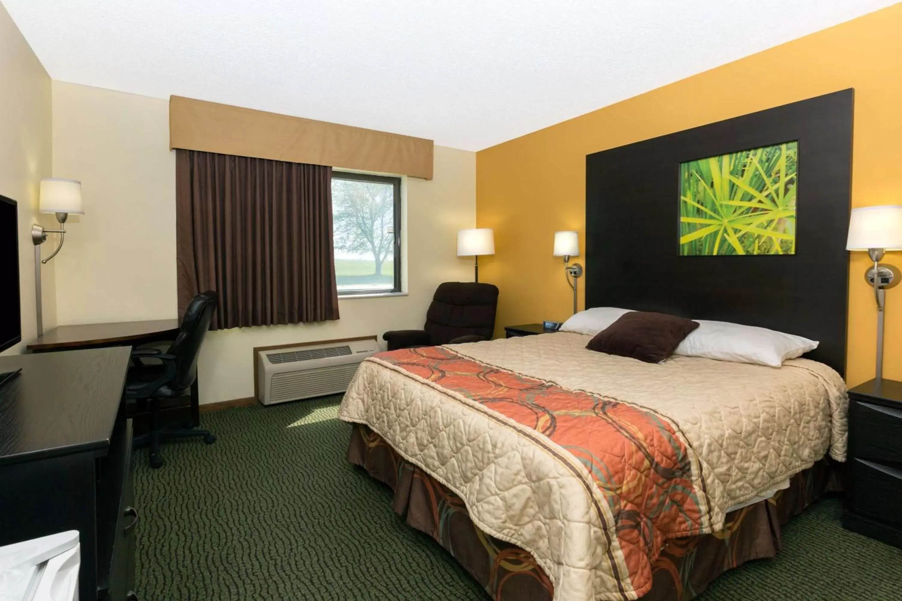 Photo of the whole room, Bed in Super 8 by Wyndham Perry IA