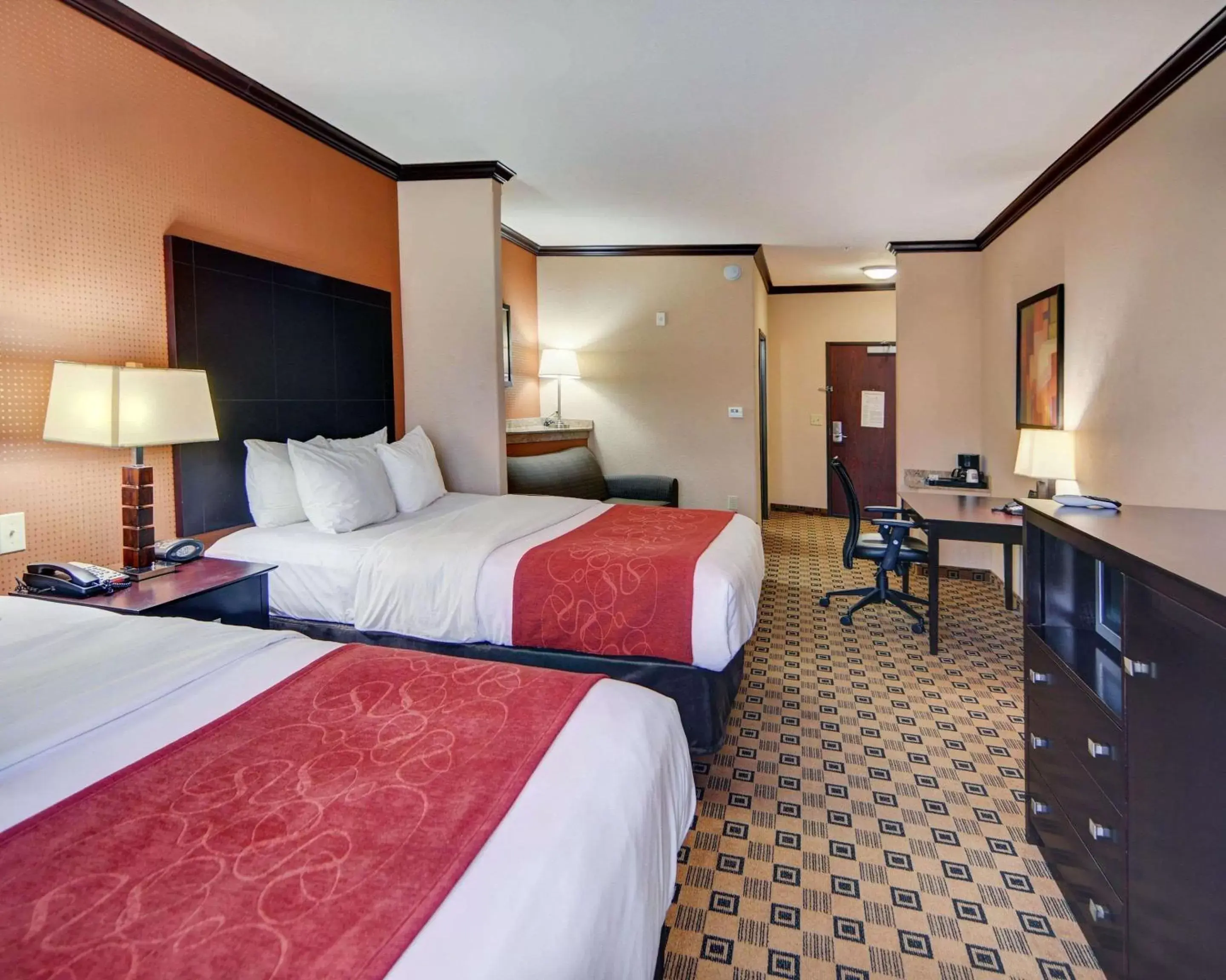 Photo of the whole room, Bed in Comfort Suites Kilgore