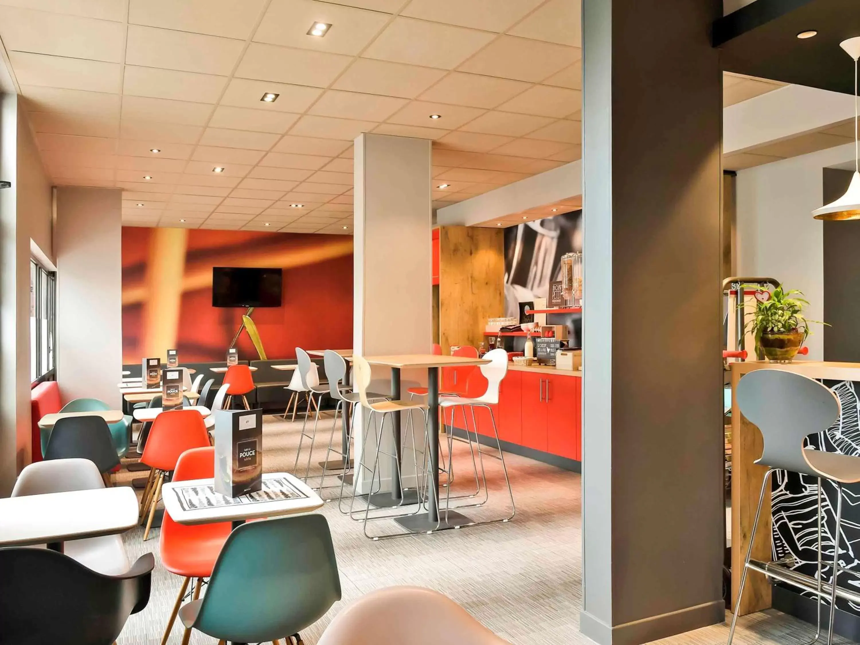 Lounge or bar, Restaurant/Places to Eat in ibis Saint Quentin Basilique