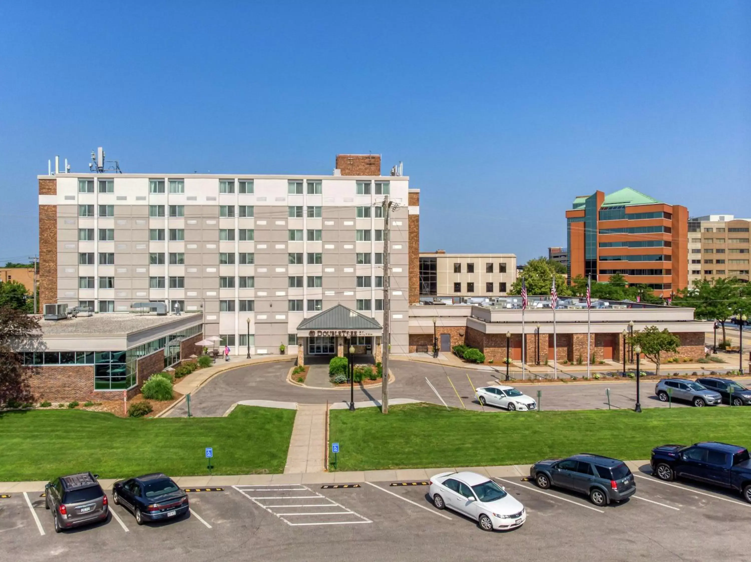 Property building in DoubleTree by Hilton Neenah