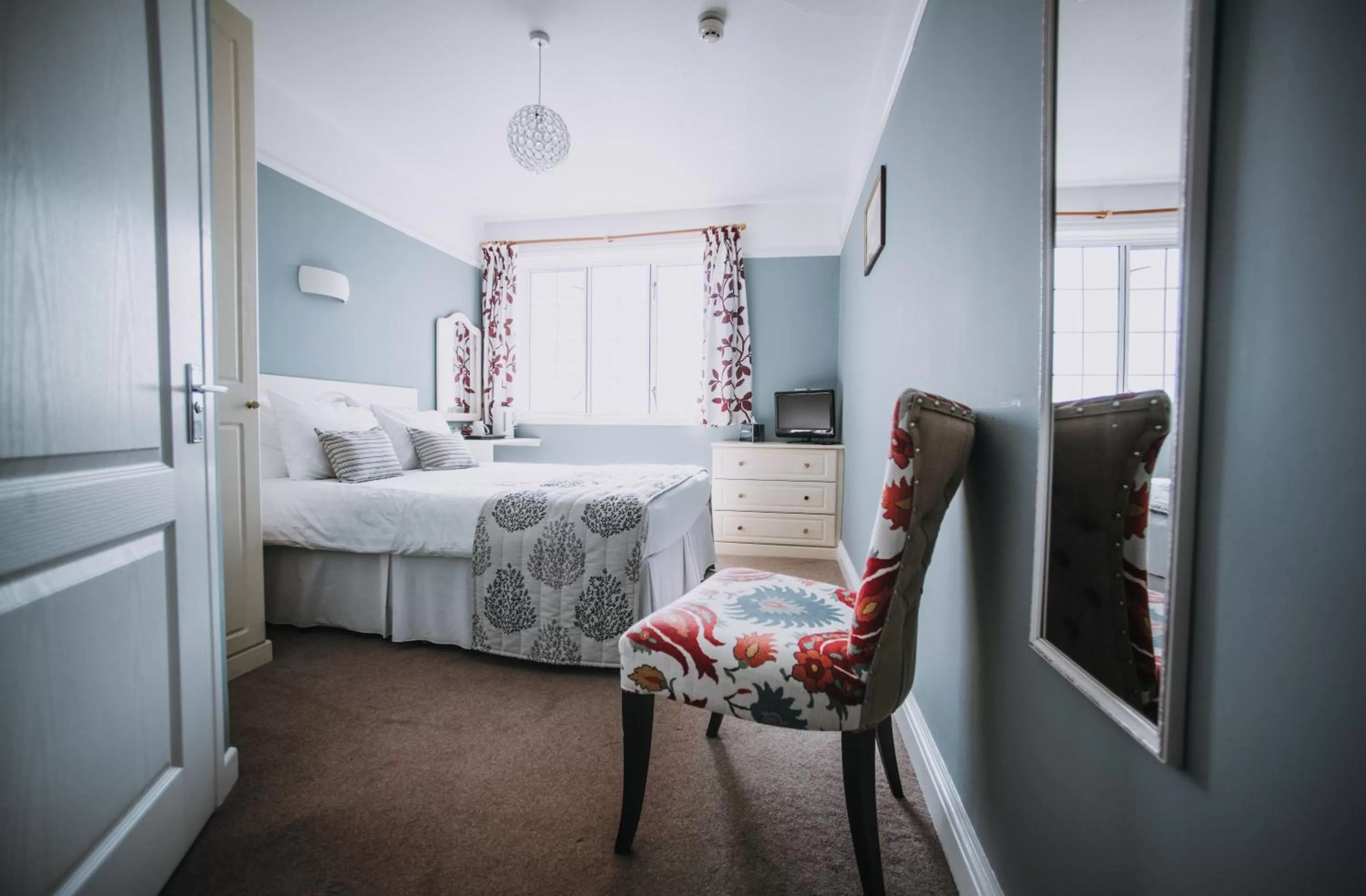 Photo of the whole room, Bed in Bedford Hotel