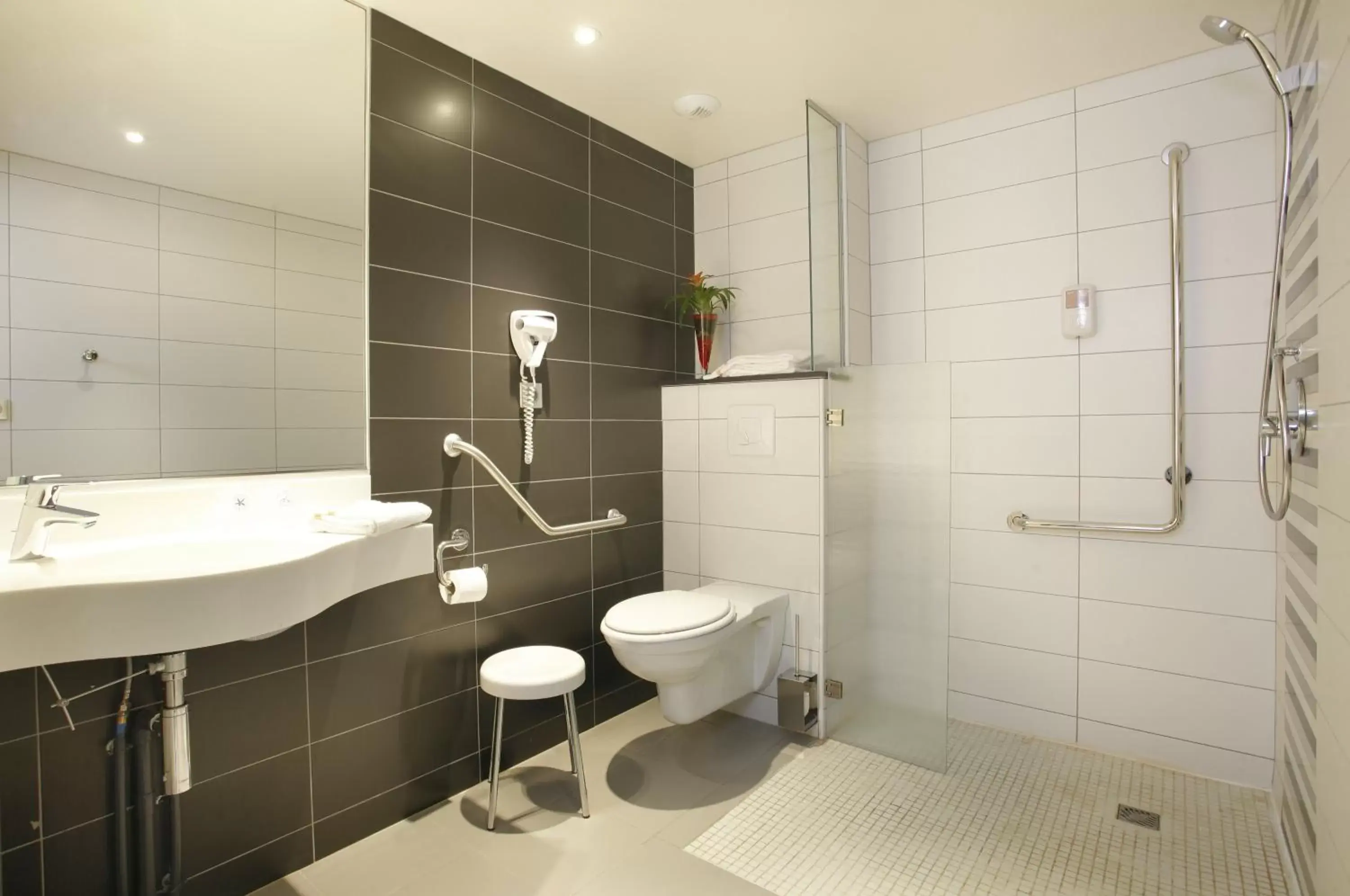 Shower, Bathroom in Kyriad Direct Limoges Nord