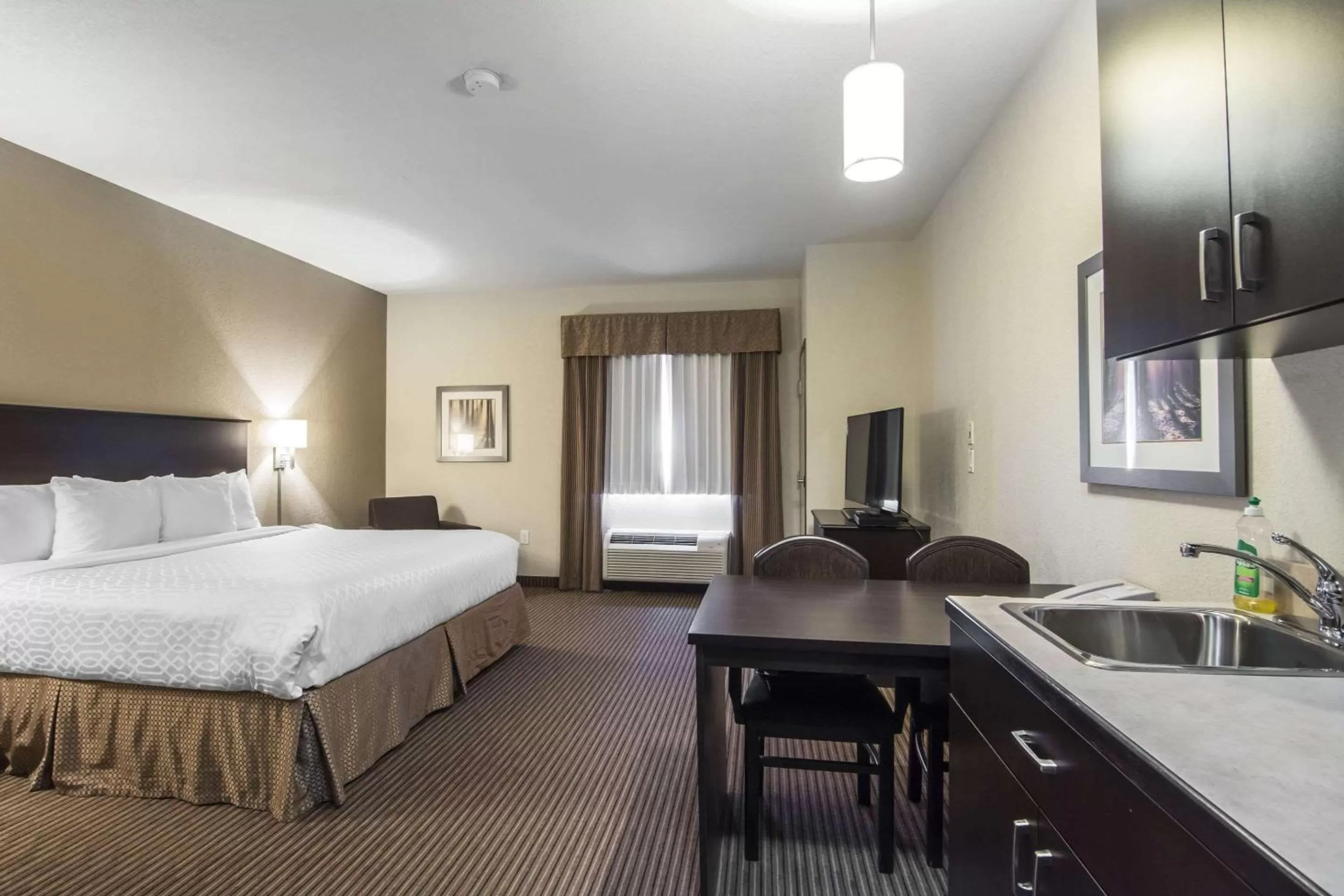 Photo of the whole room, Bed in Quality Inn & Suites Thompson