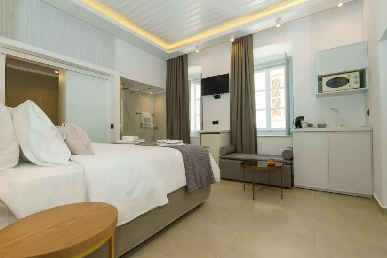 TV and multimedia, Bed in La Vie Hydra Luxury Suites