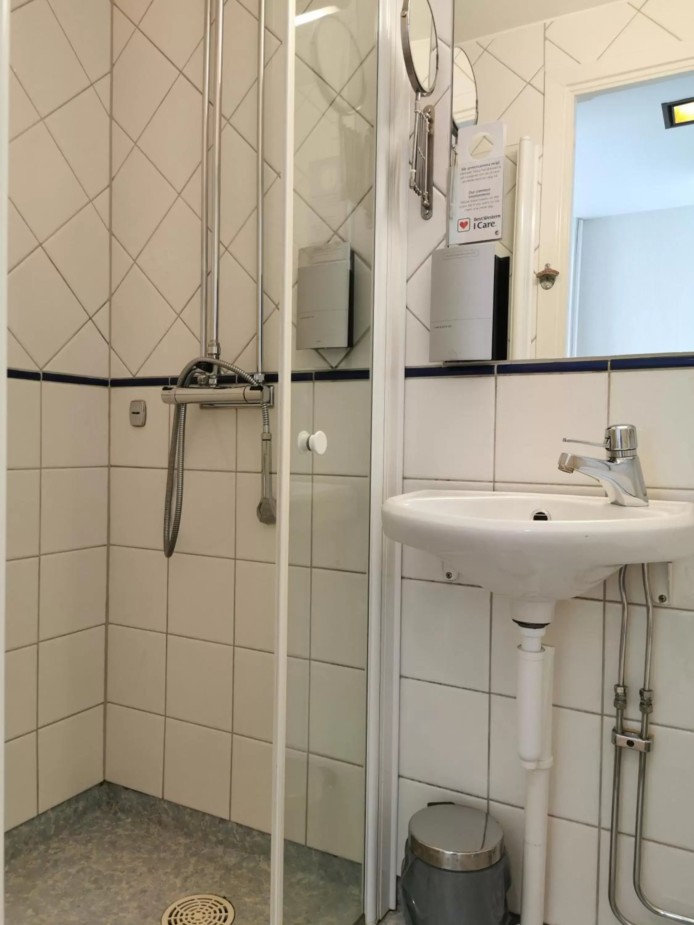 Shower, Bathroom in Best Western Motala Stadshotell