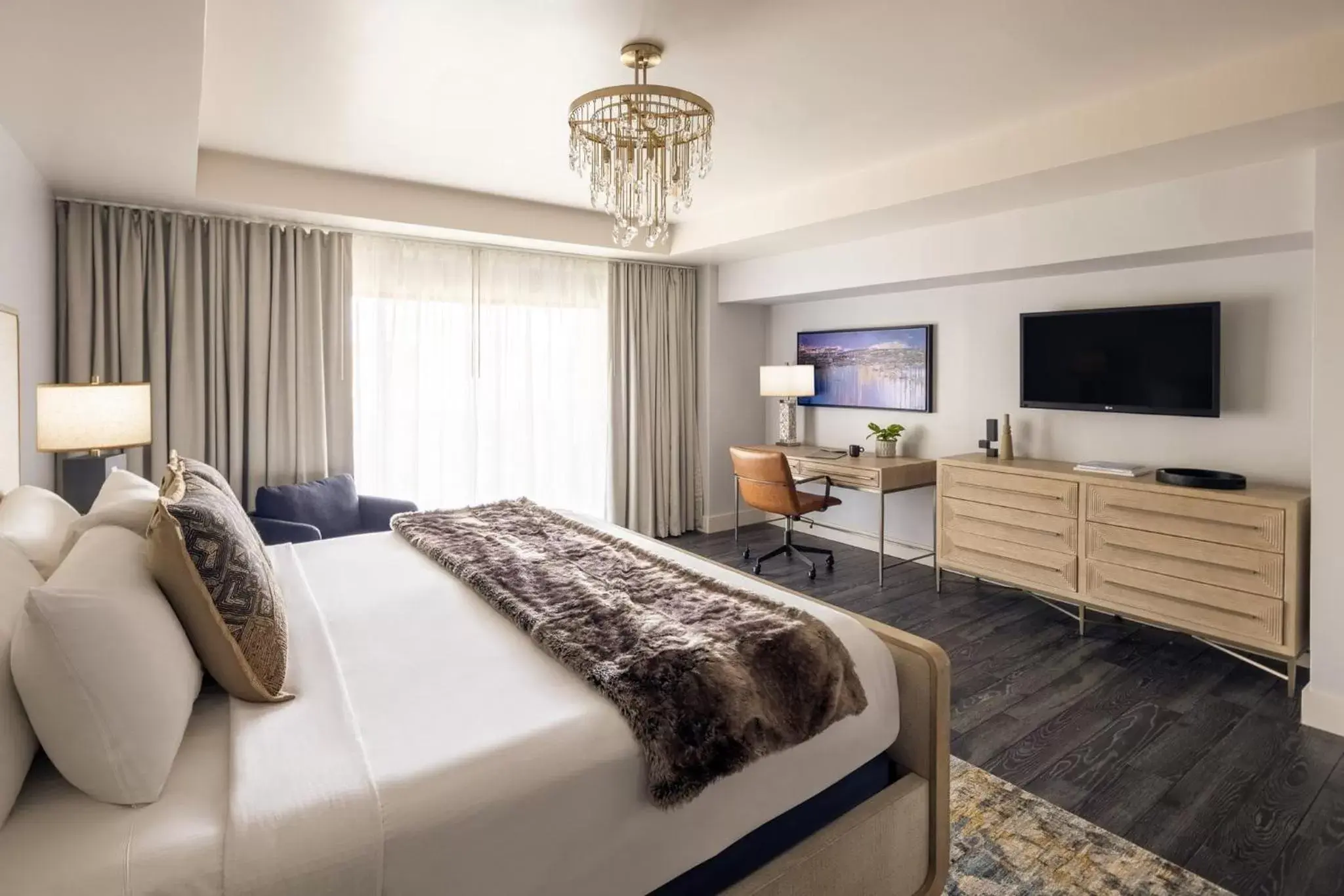 Photo of the whole room, Bed in Crowne Plaza Phoenix - Chandler Golf Resort by IHG Photo of the whole room, Bed in Crowne Plaza Phoenix - Chandler Golf Resort by IHG