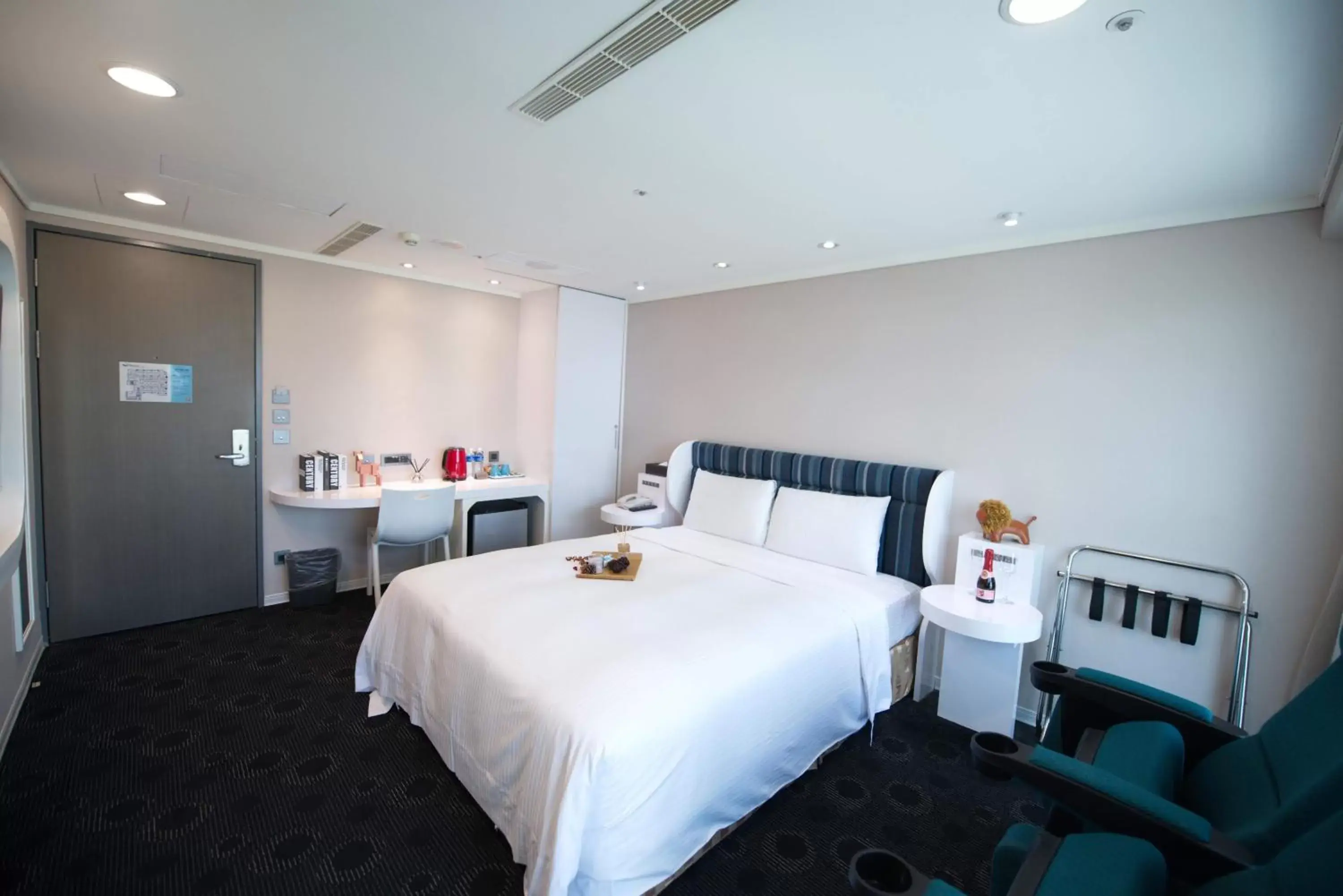 Photo of the whole room, Bed in Ximen Airline Hotel