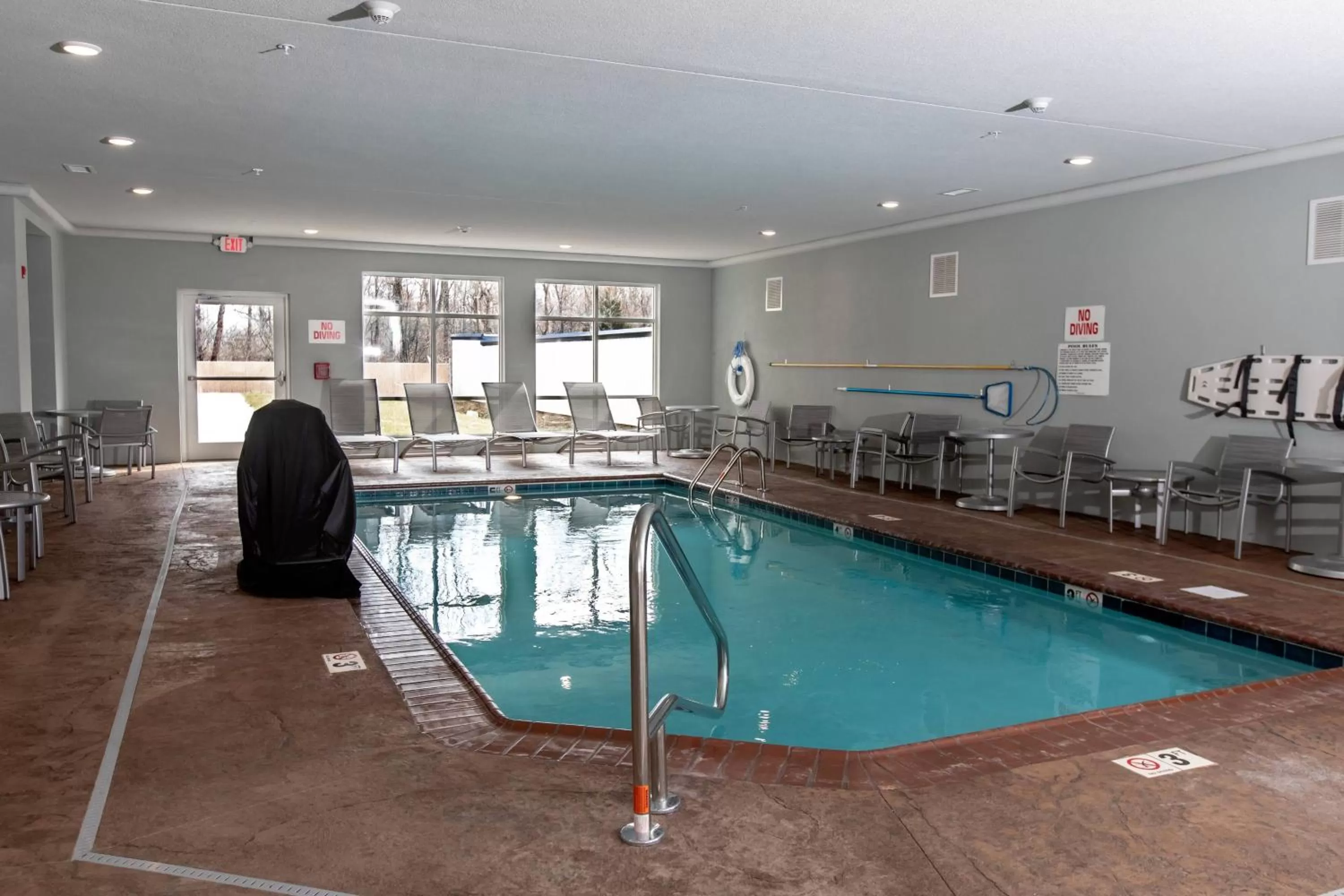 Swimming pool in TownePlace Suites by Marriott Louisville Airport