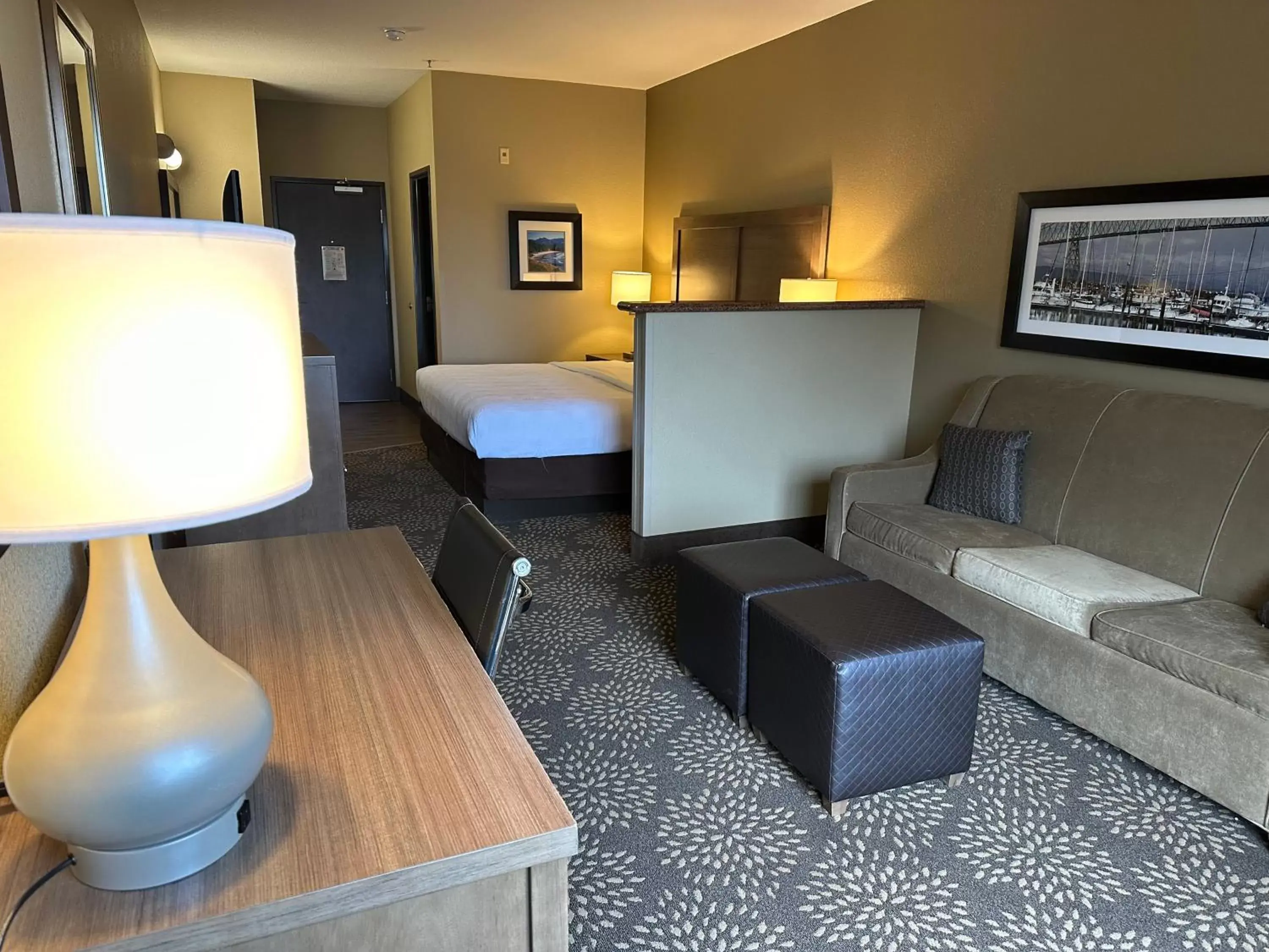 Bed, Seating Area in Best Western Columbia River Waterfront Hotel Astoria
