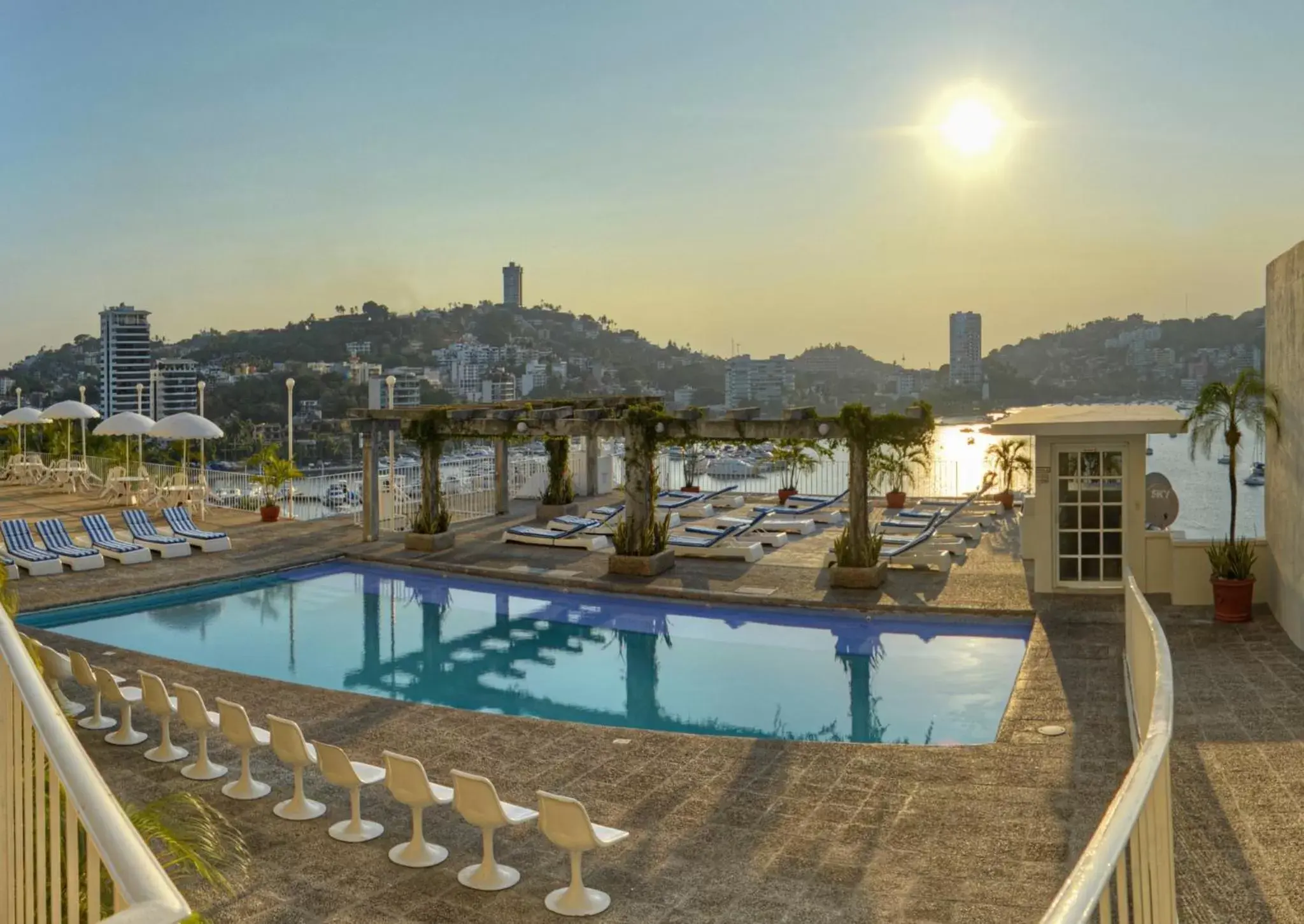 Swimming Pool in Alba Suites Acapulco