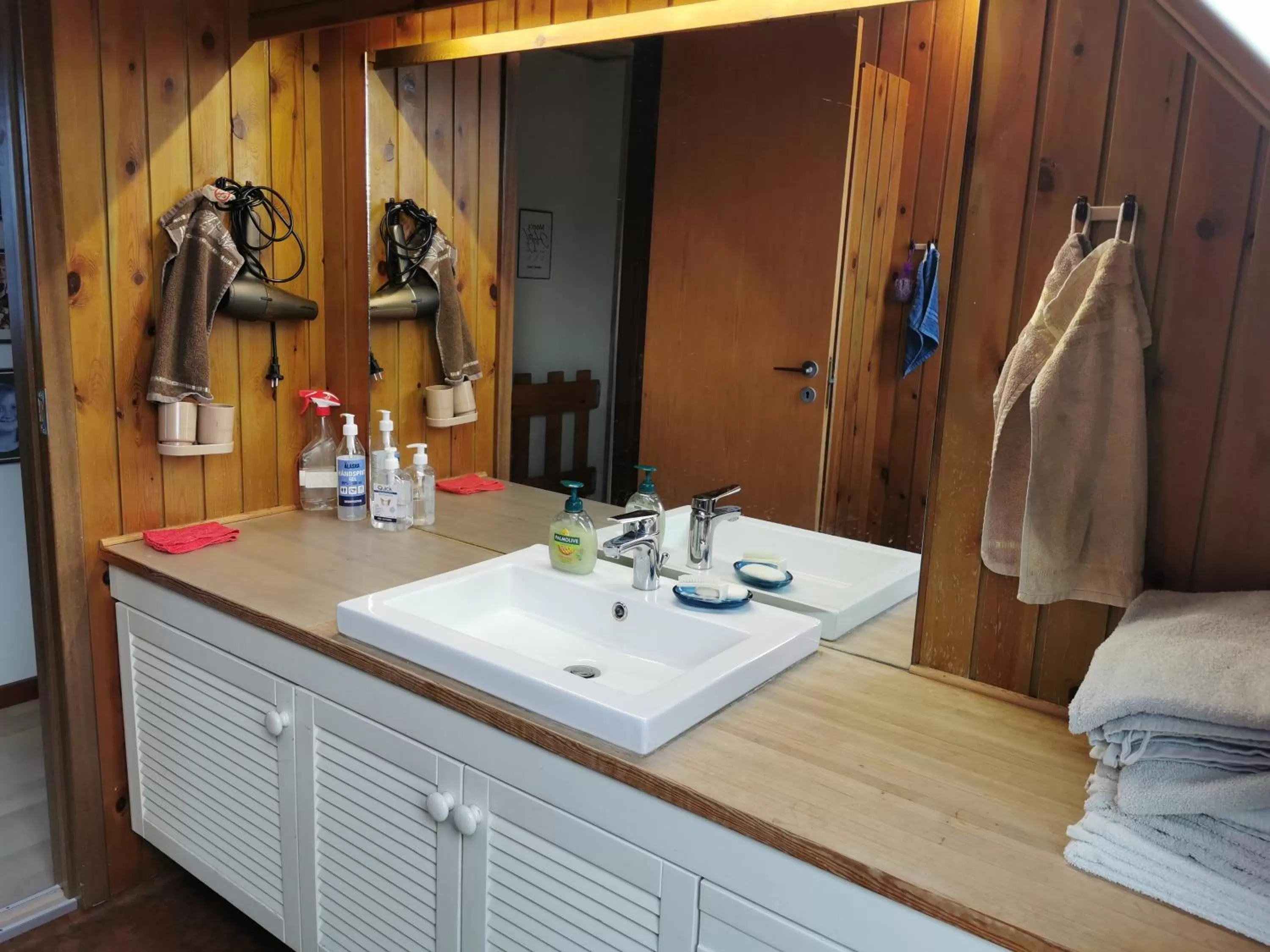 Bathroom in Annys Bed & Breakfast